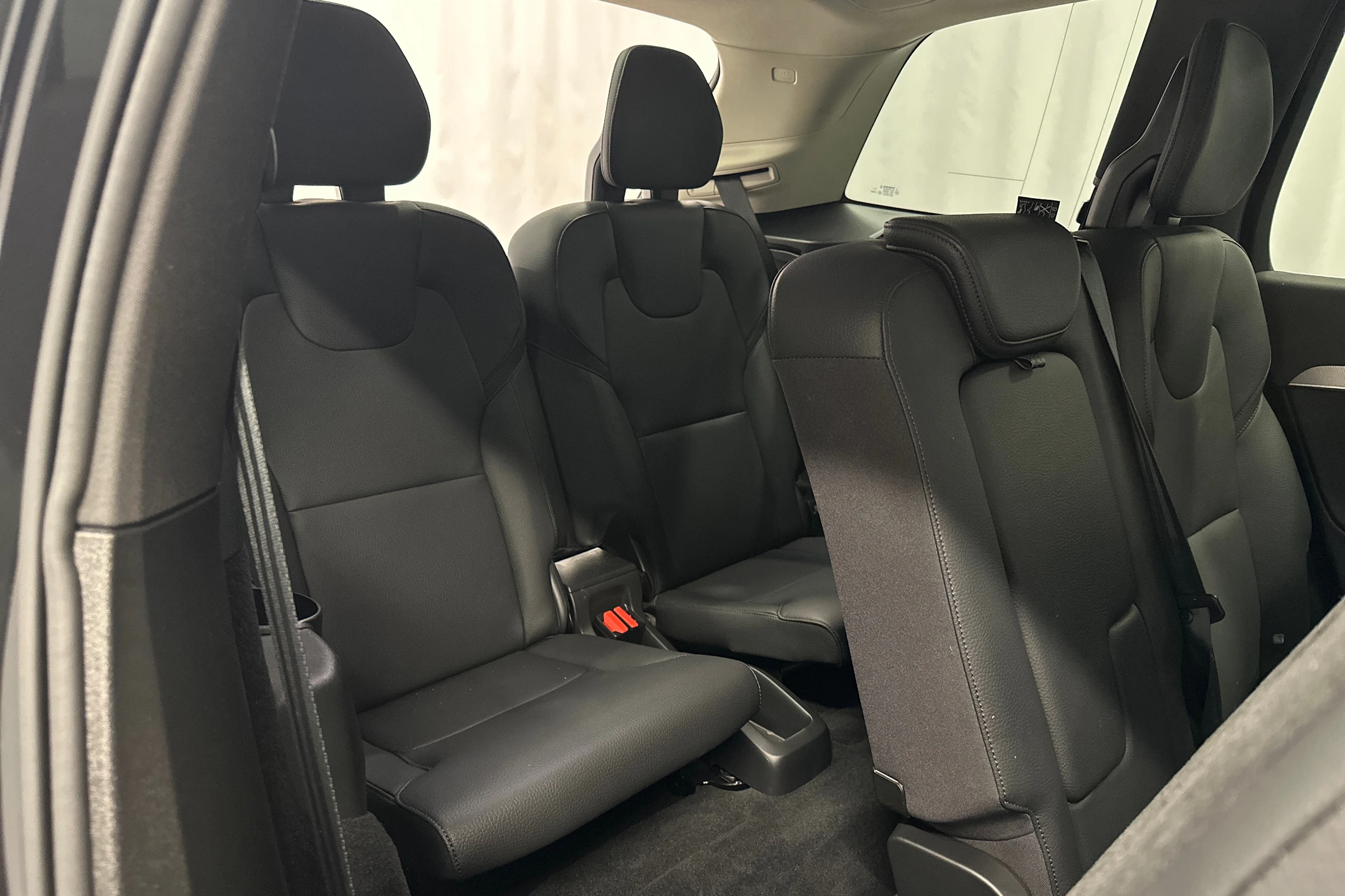 musta Volvo XC90 2024 kuva 32.