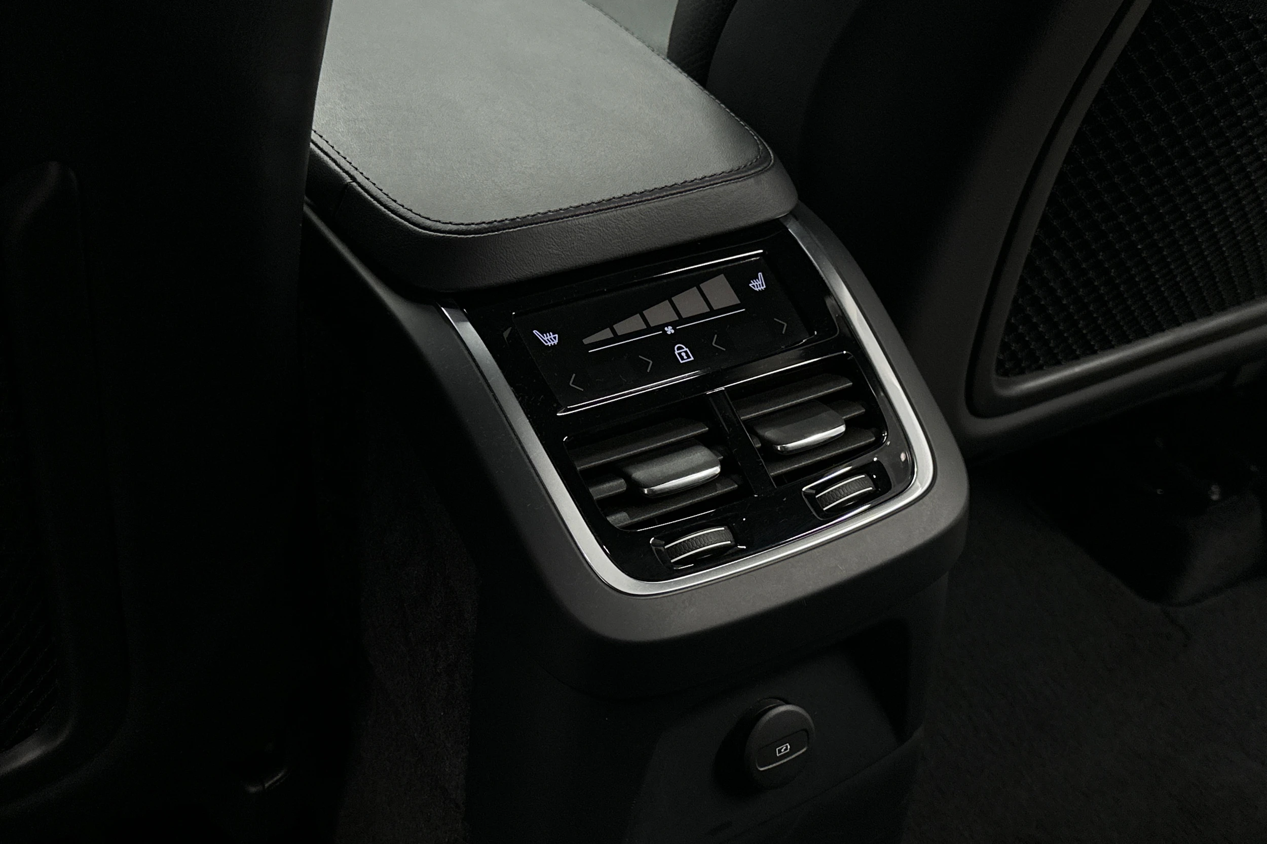 musta Volvo XC90 2024 kuva 34.