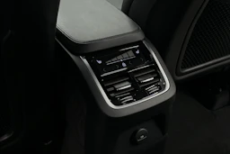 musta Volvo XC90 2024 kuva 34.