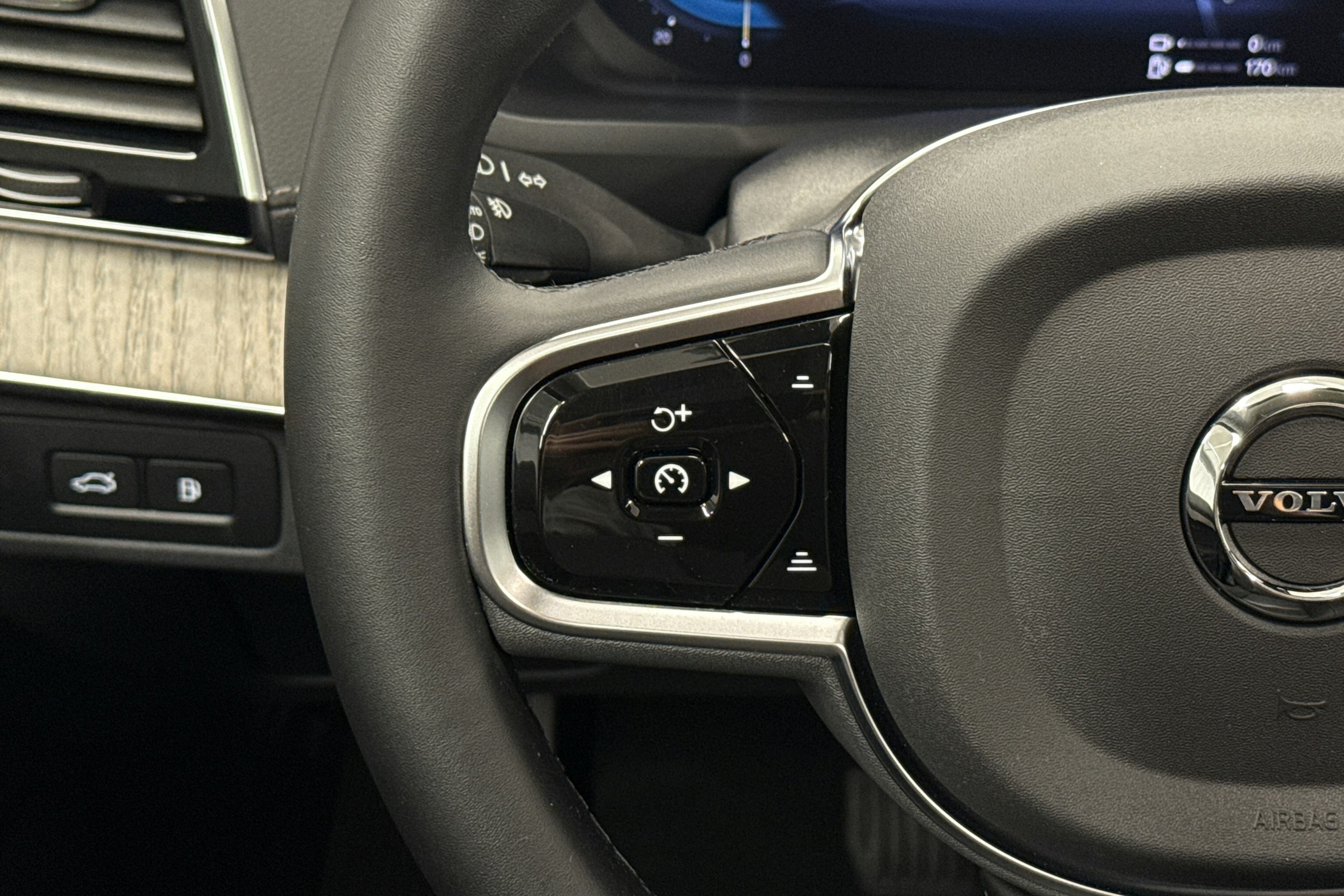 valkoinen Volvo XC90 2024 kuva 10.