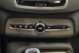 valkoinen Volvo XC90 2024 kuva 19.