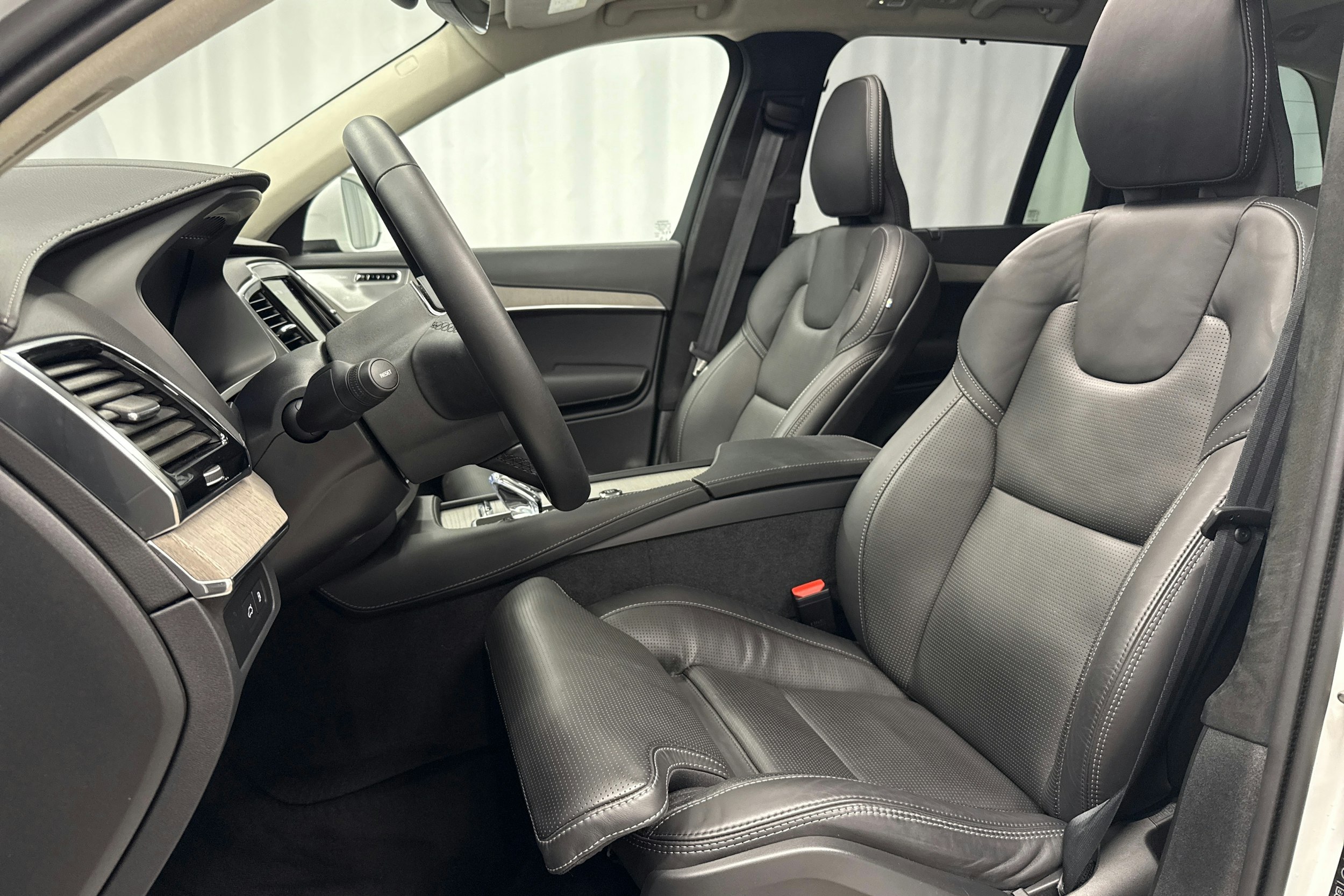 valkoinen Volvo XC90 2024 kuva 22.