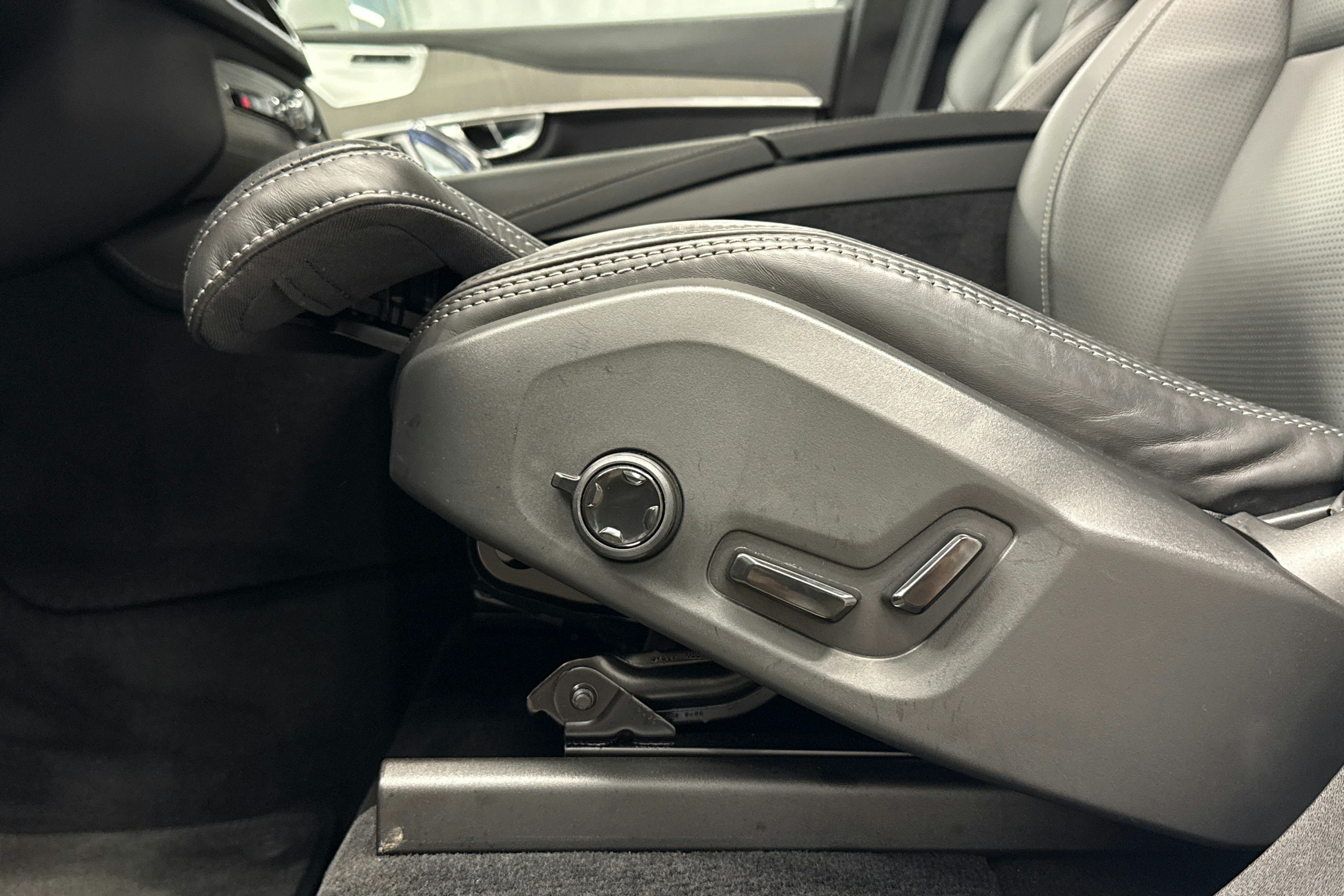 valkoinen Volvo XC90 2024 kuva 24.