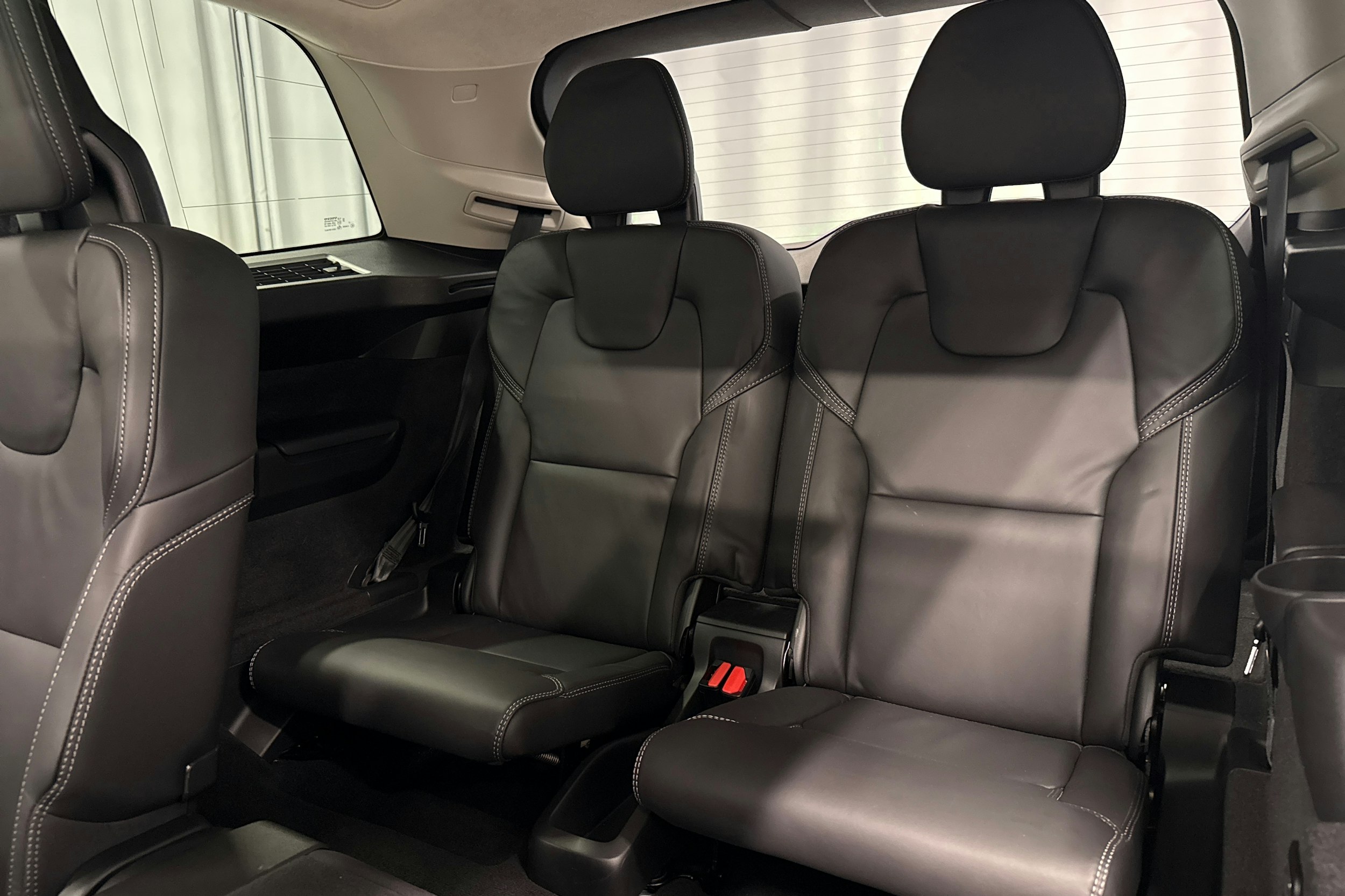 valkoinen Volvo XC90 2024 kuva 26.