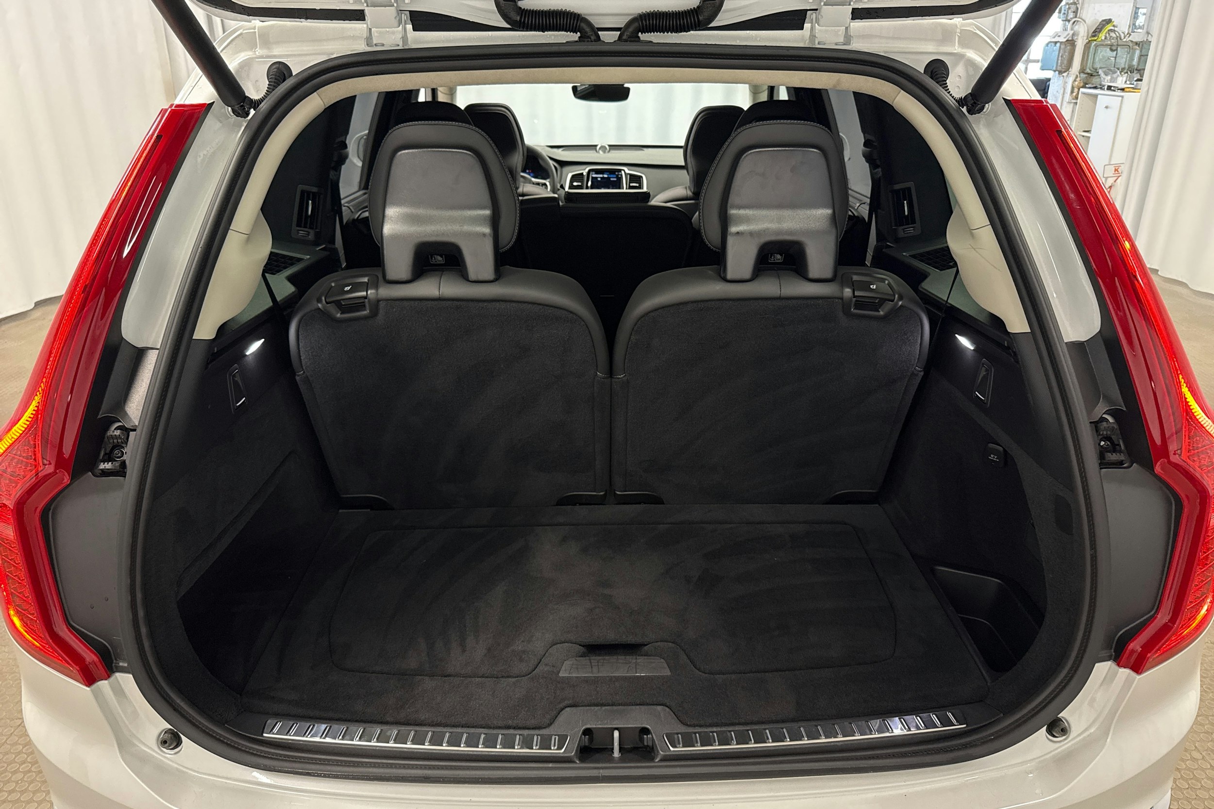 valkoinen Volvo XC90 2024 kuva 28.