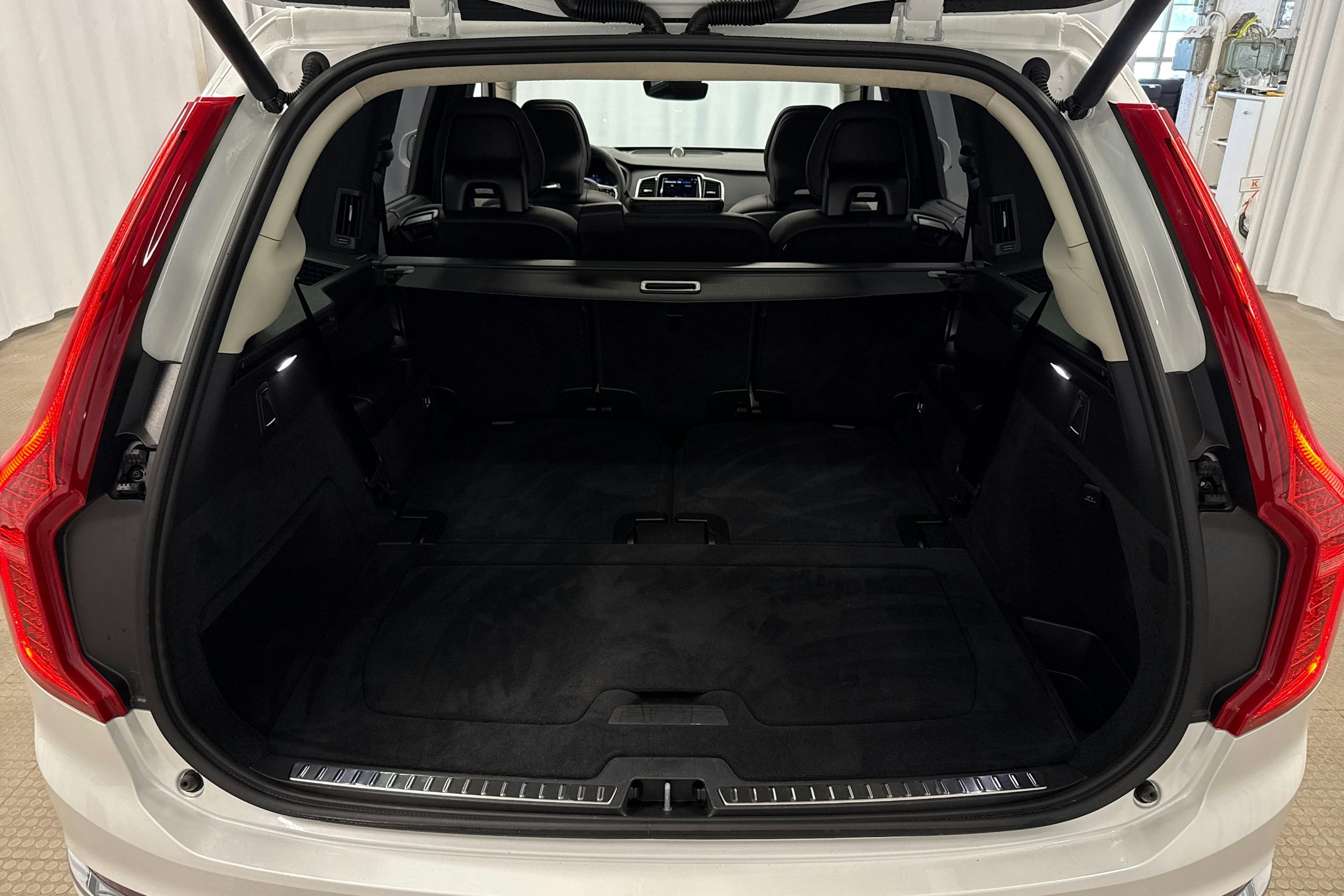 valkoinen Volvo XC90 2024 kuva 29.