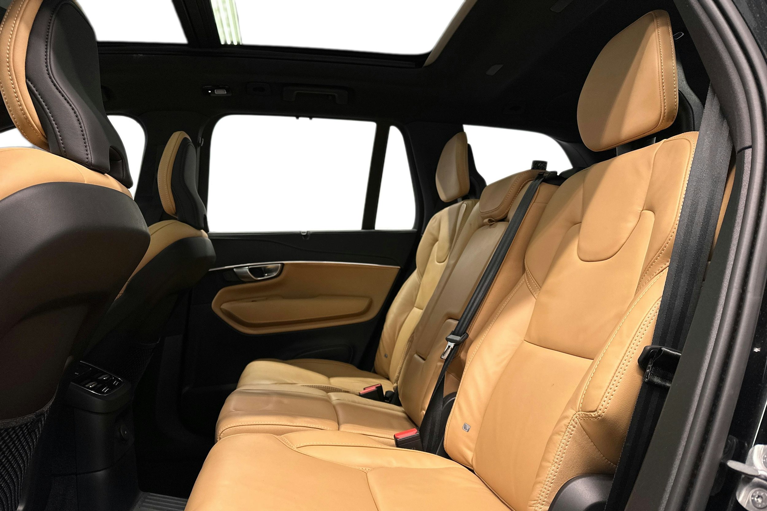 musta Volvo XC90 2024 kuva 13.