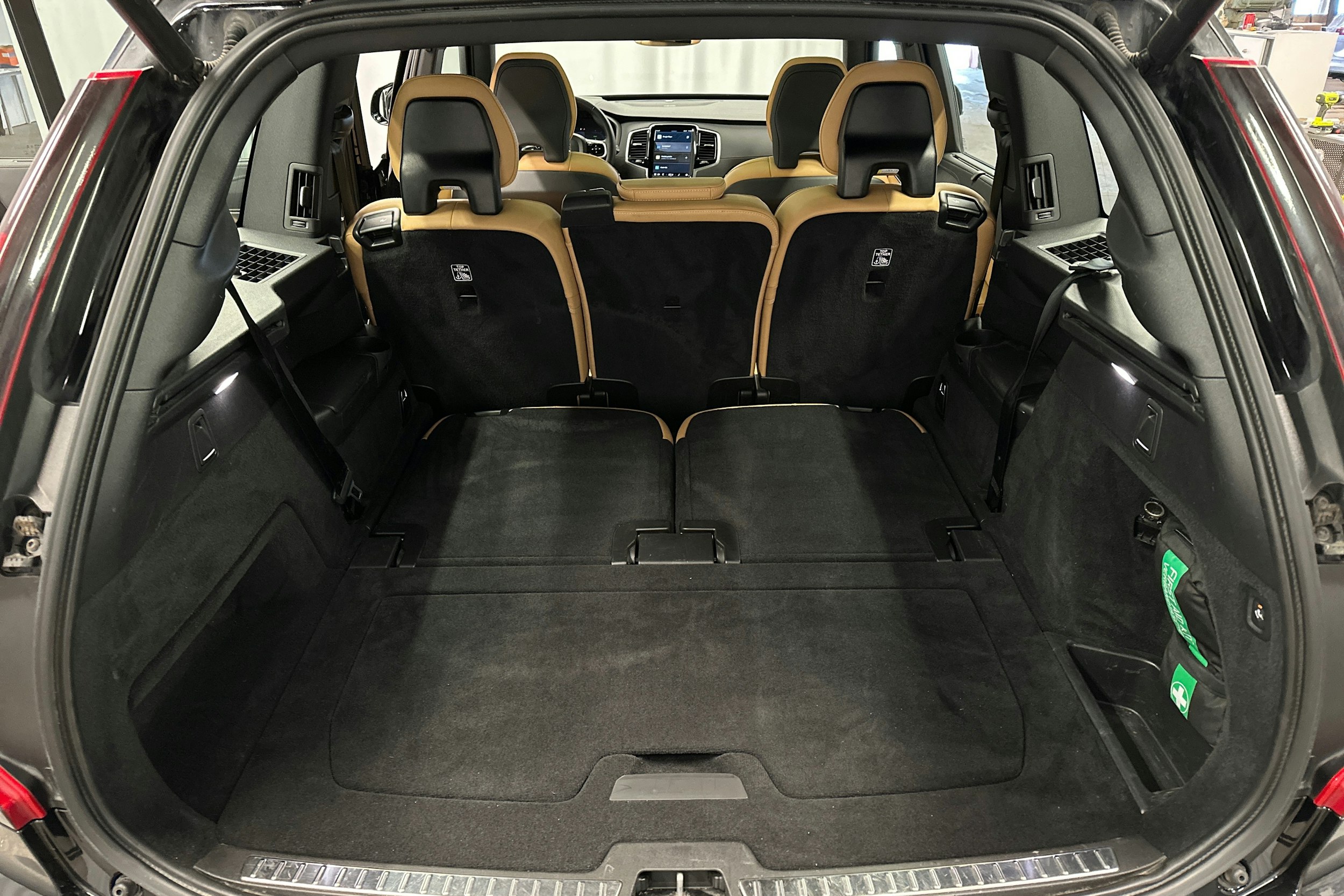 musta Volvo XC90 2024 kuva 18.