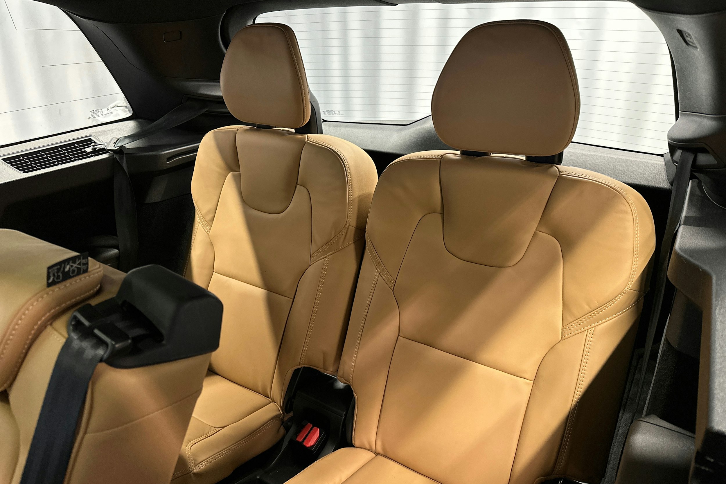 musta Volvo XC90 2024 kuva 19.