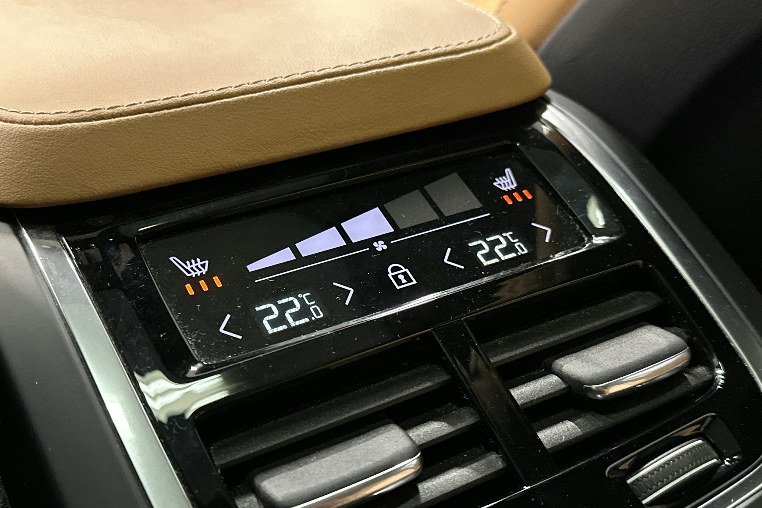 musta Volvo XC90 2024 kuva 22.