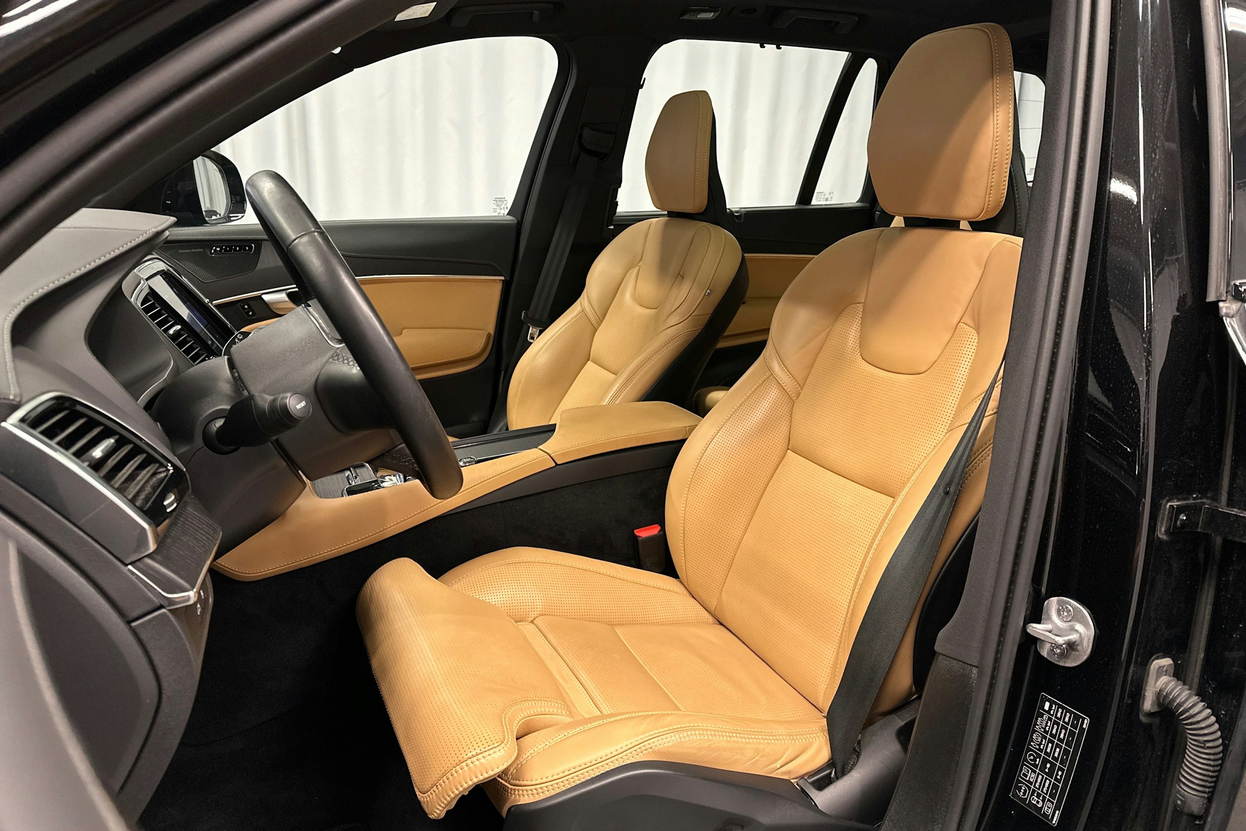 musta Volvo XC90 2024 kuva 23.