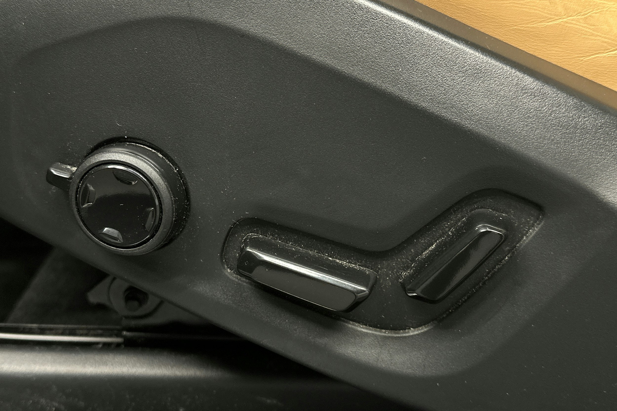 musta Volvo XC90 2024 kuva 24.