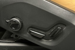 musta Volvo XC90 2024 kuva 24.