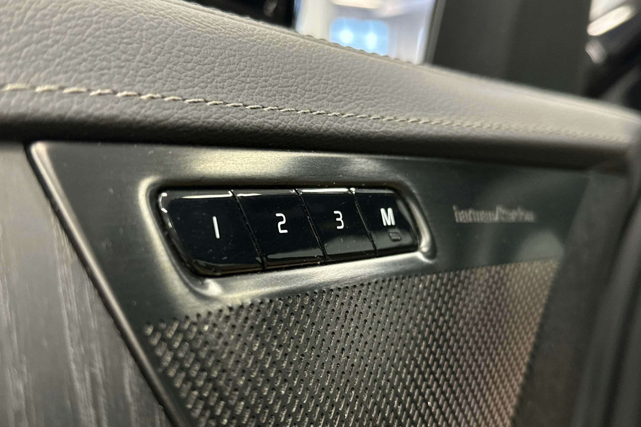 musta Volvo XC90 2024 kuva 25.