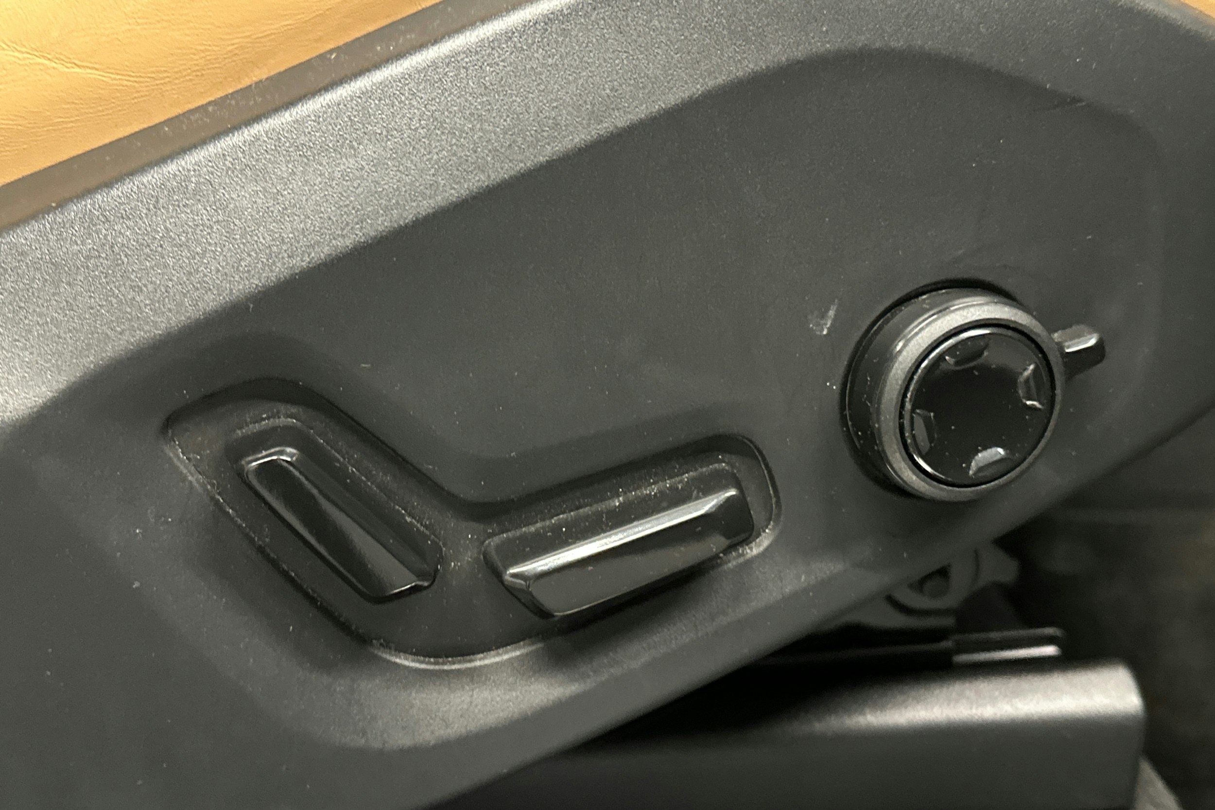 musta Volvo XC90 2024 kuva 26.