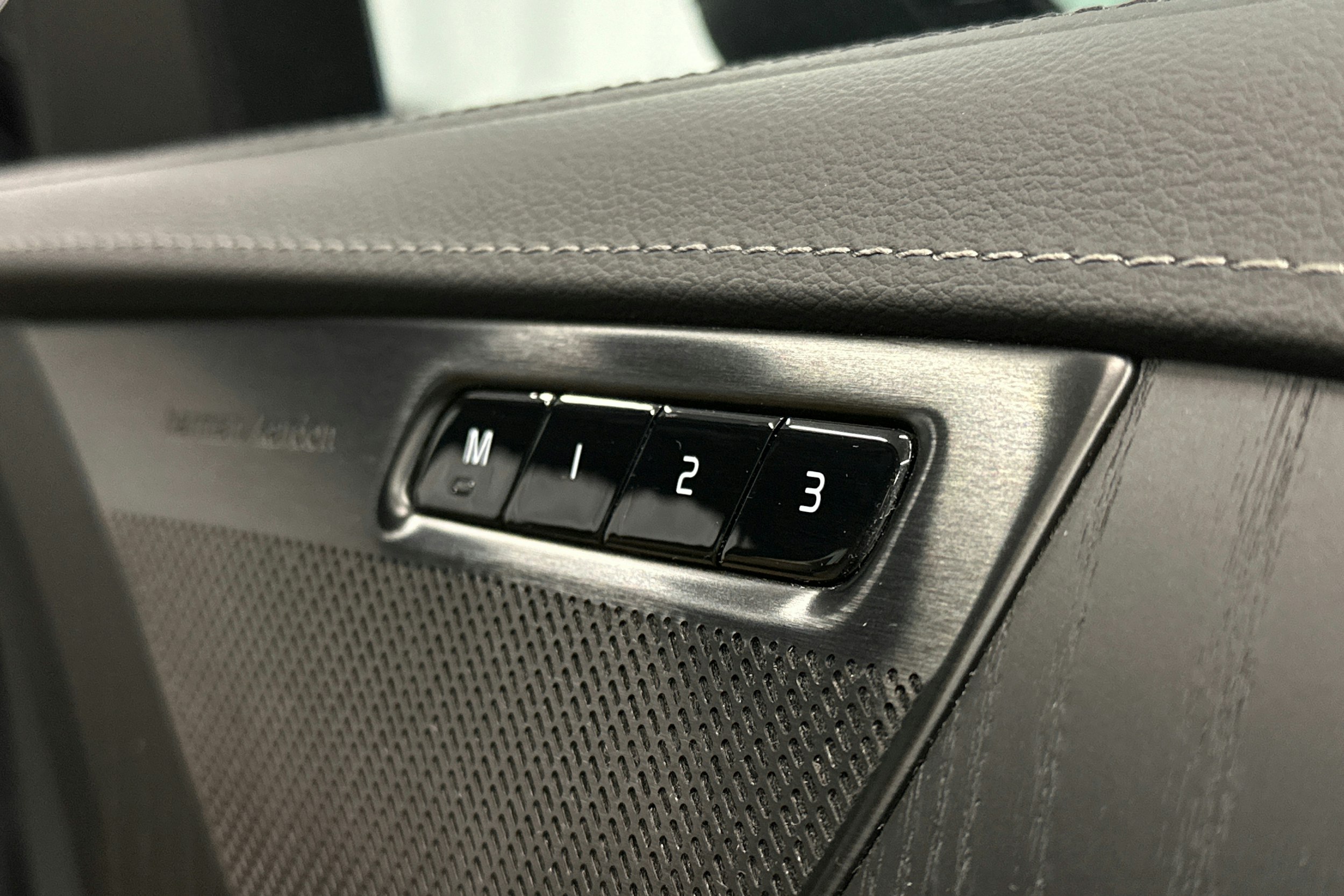 musta Volvo XC90 2024 kuva 27.