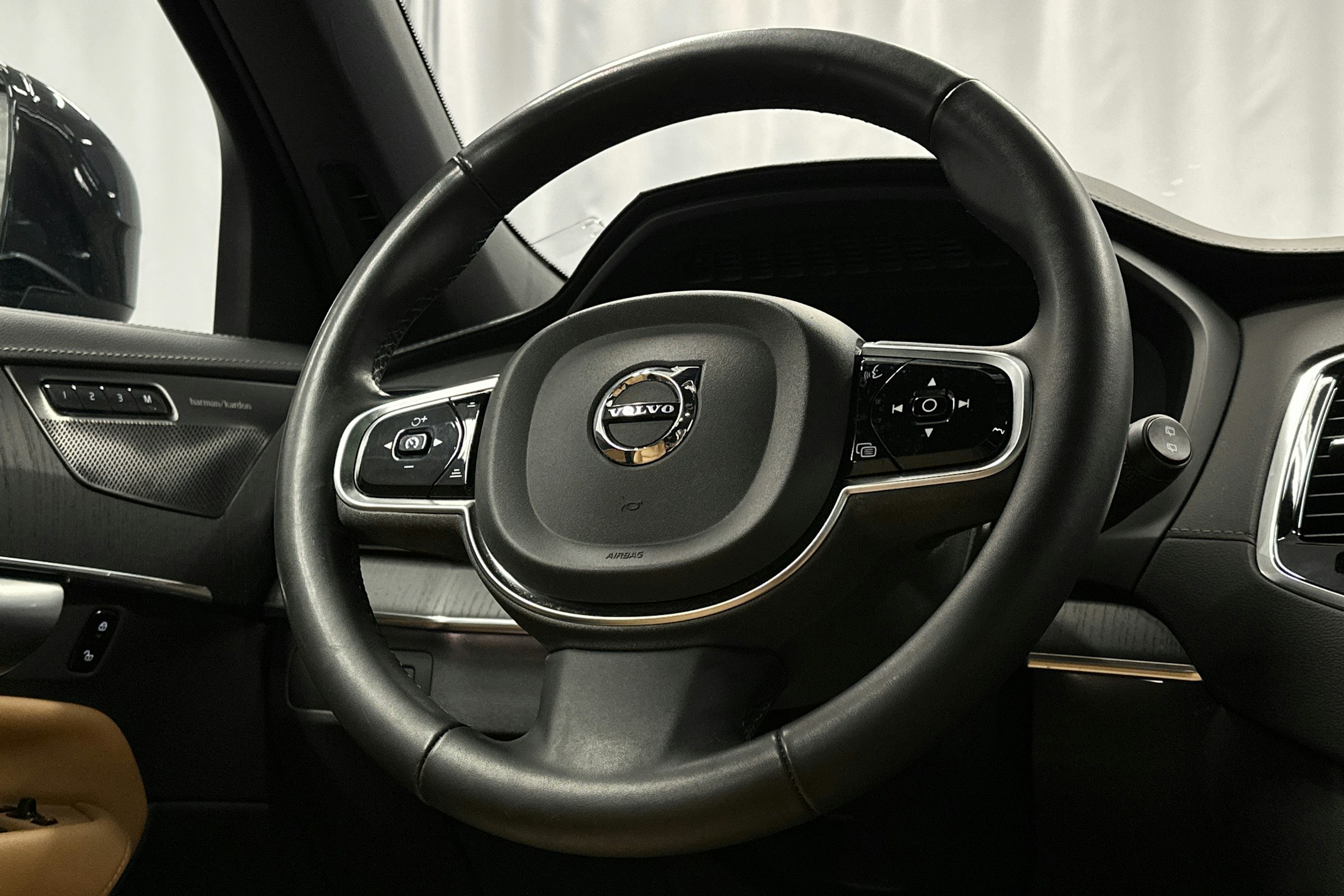 musta Volvo XC90 2024 kuva 28.