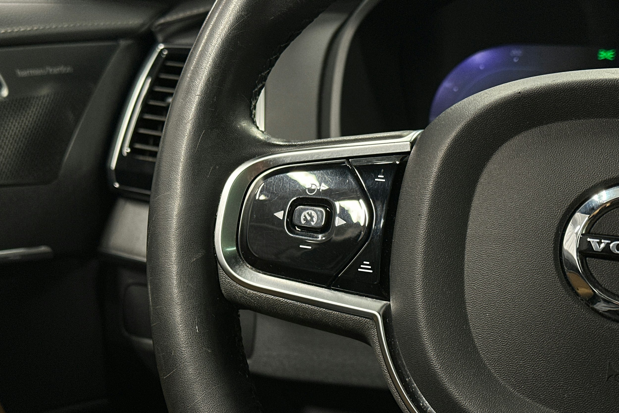 musta Volvo XC90 2024 kuva 29.