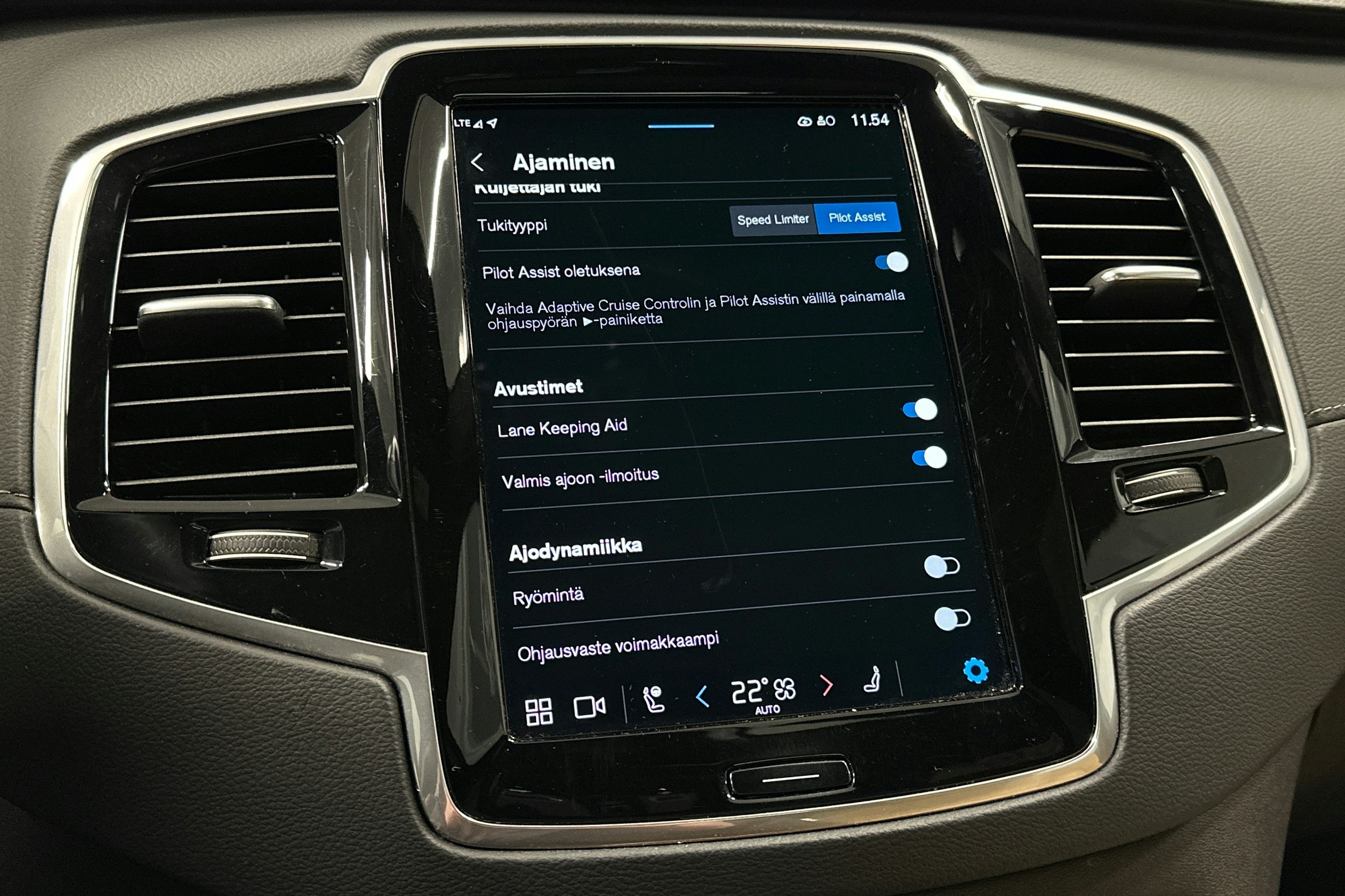 musta Volvo XC90 2024 kuva 35.