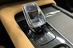 musta Volvo XC90 2024 kuva 39.