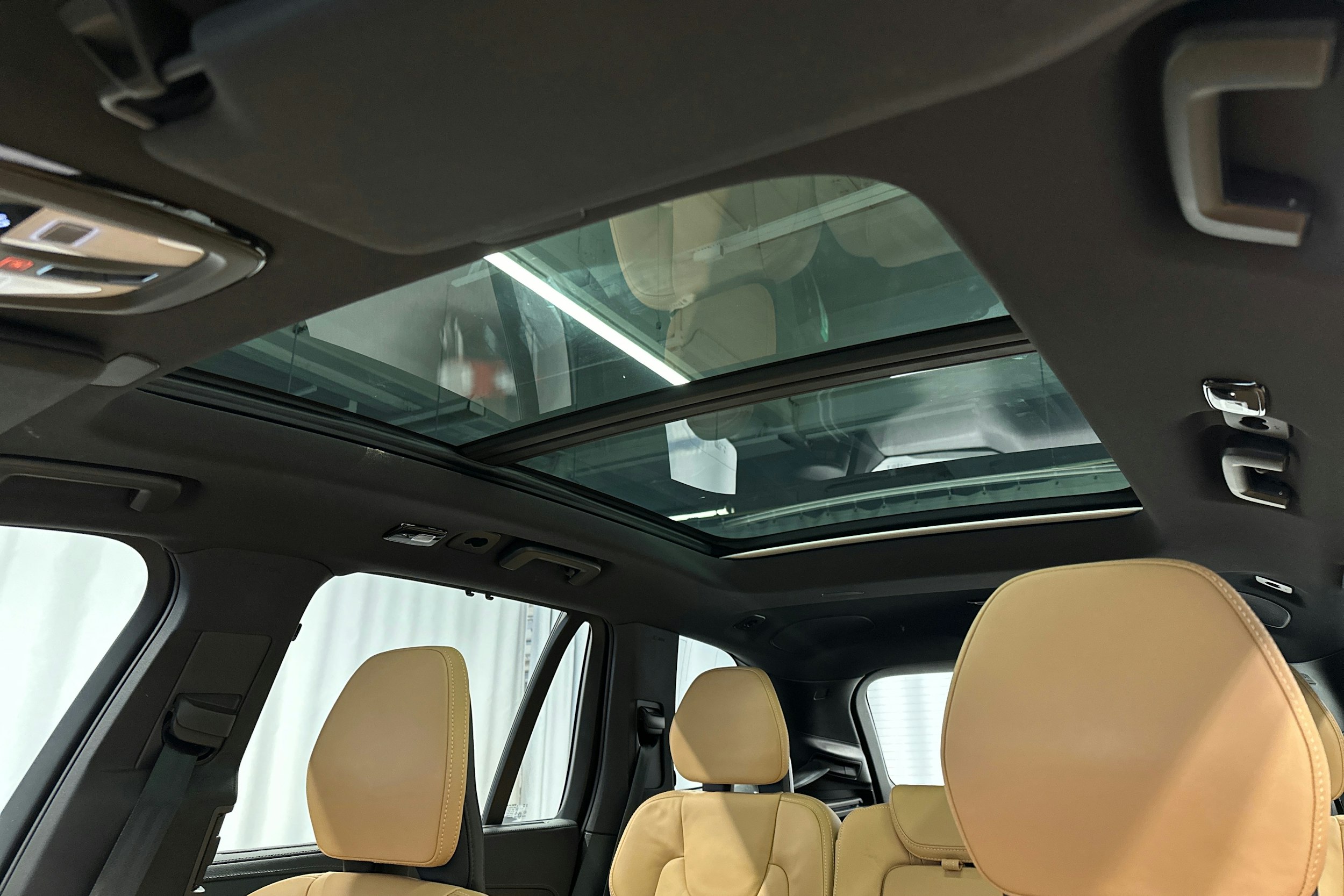 musta Volvo XC90 2024 kuva 41.