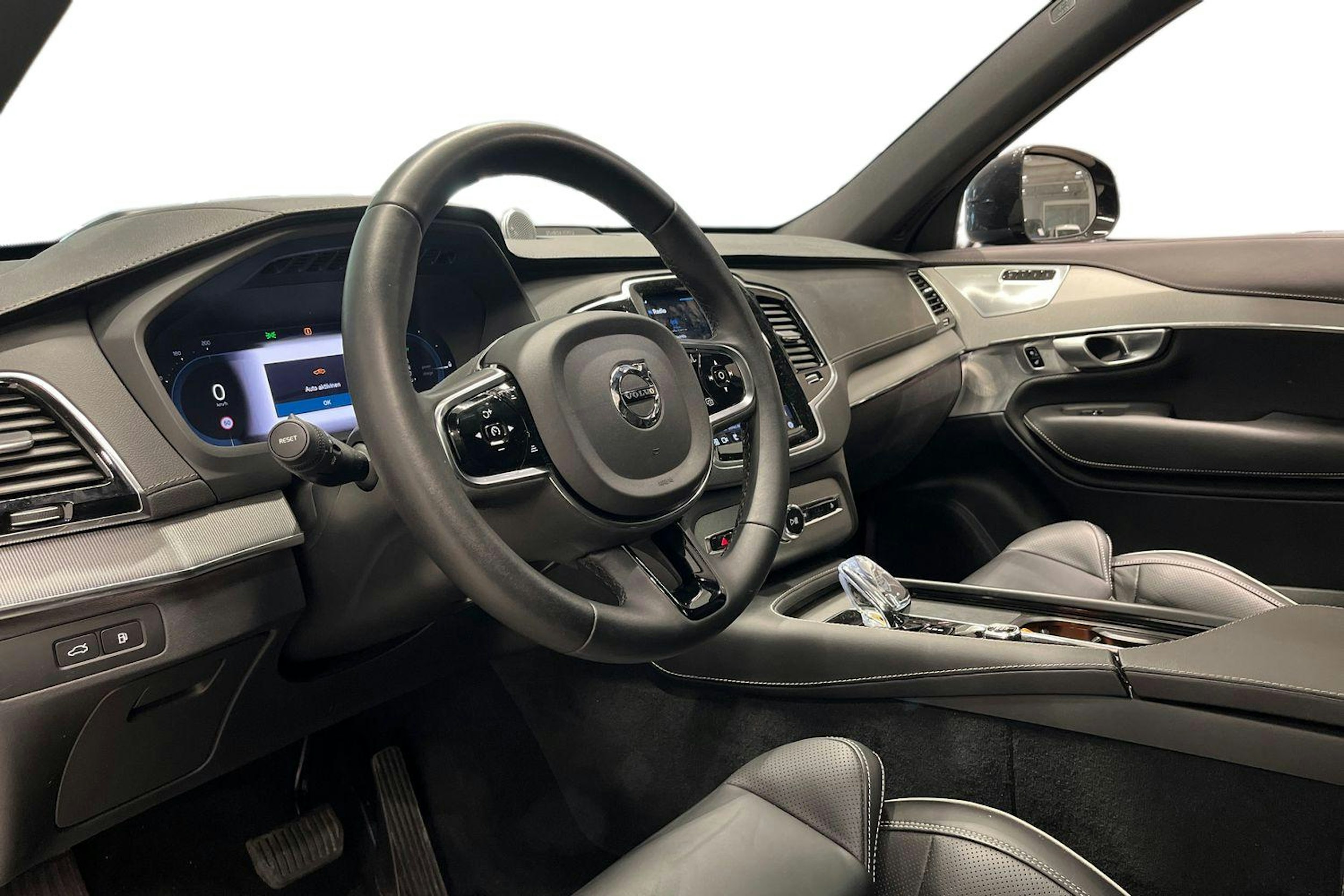 musta Volvo XC90 2024 kuva 3.