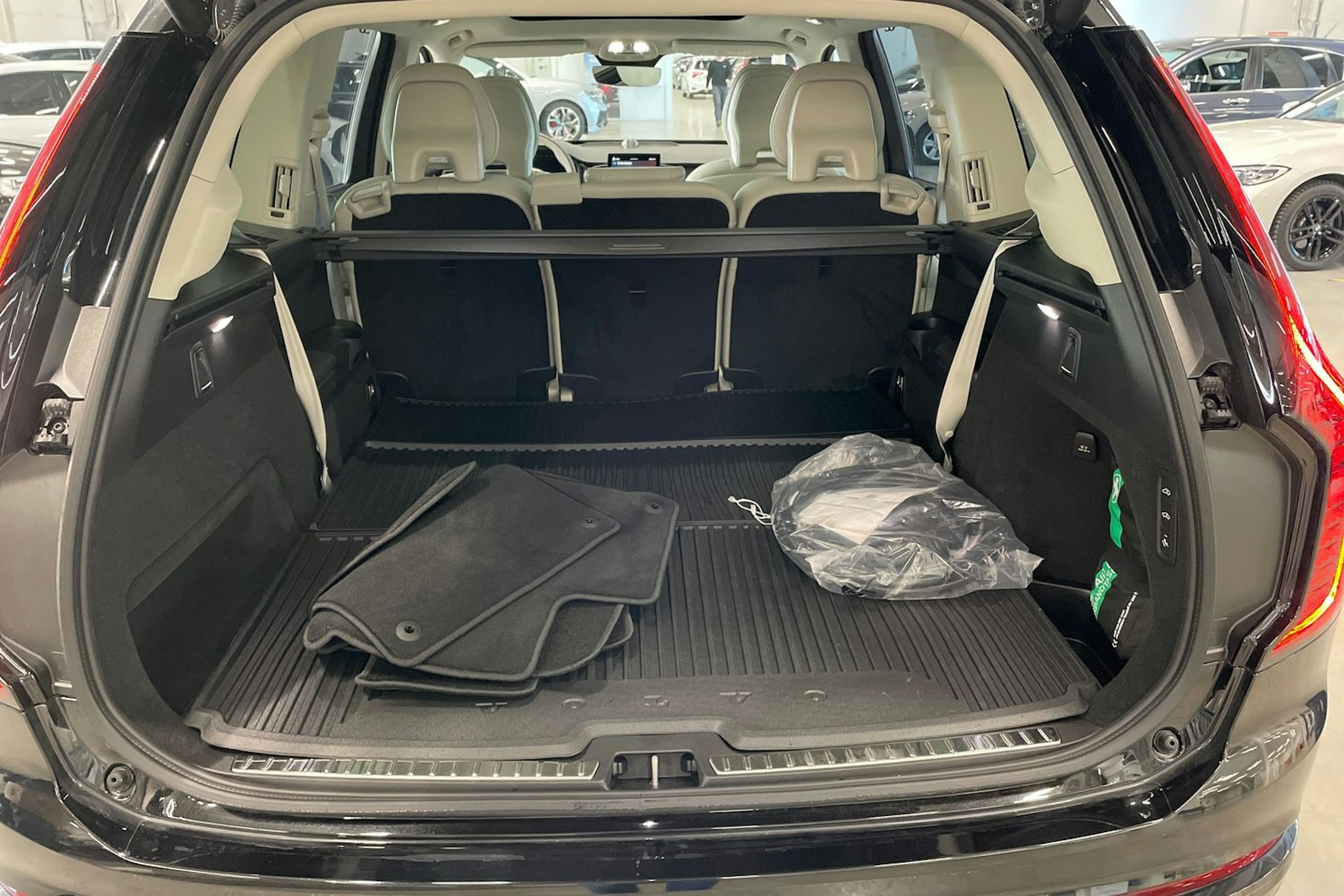 musta Volvo XC90 2026 kuva 14.