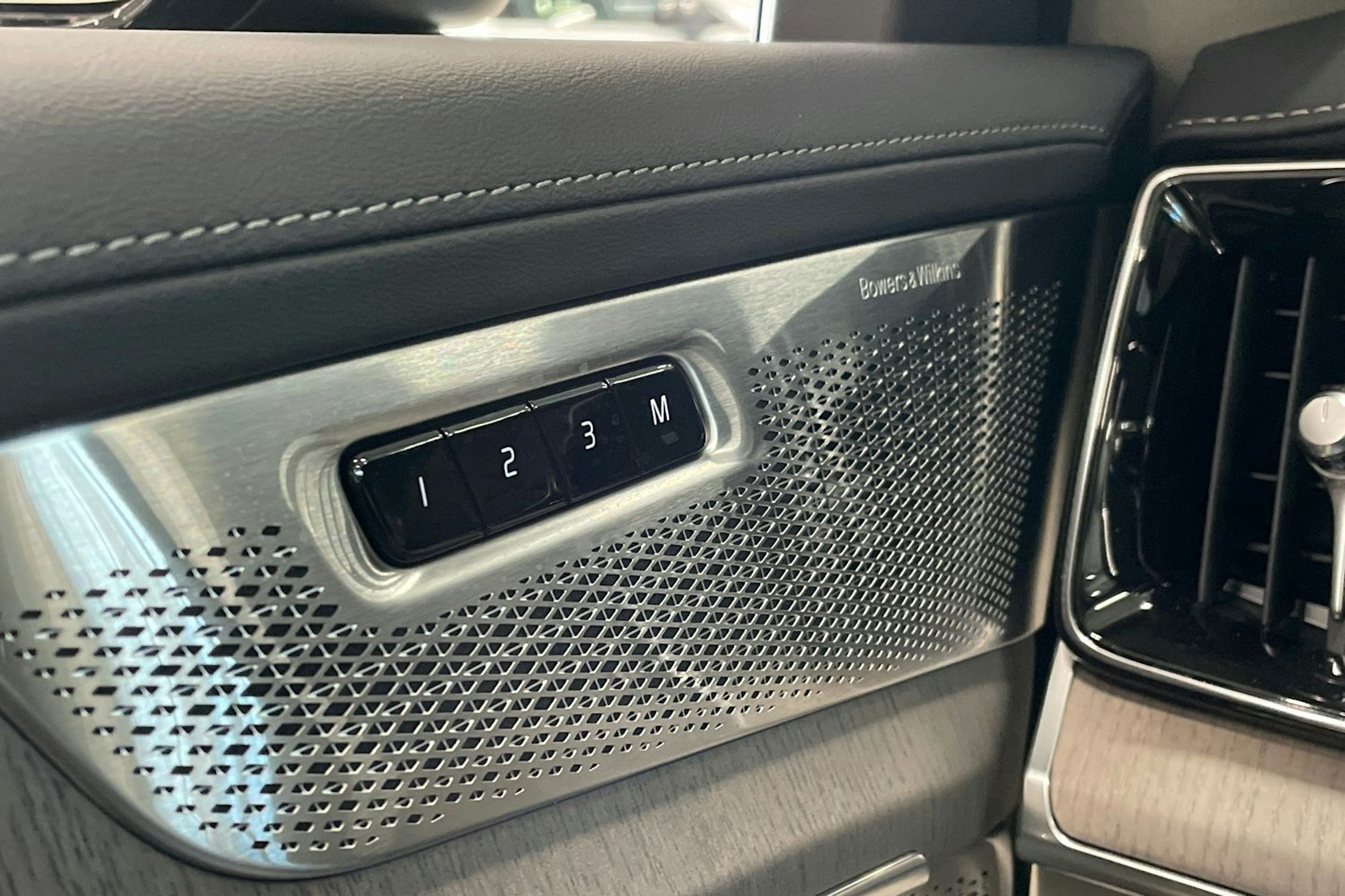 musta Volvo XC90 2026 kuva 21.