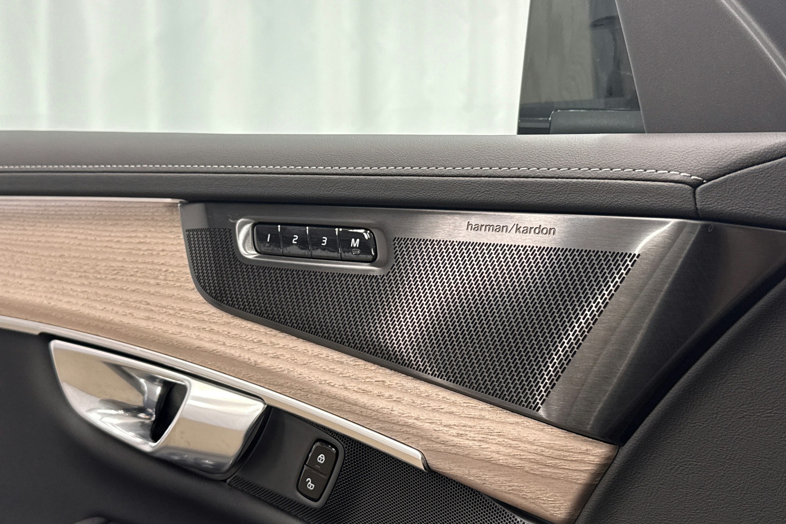 musta Volvo XC90 2026 kuva 26.