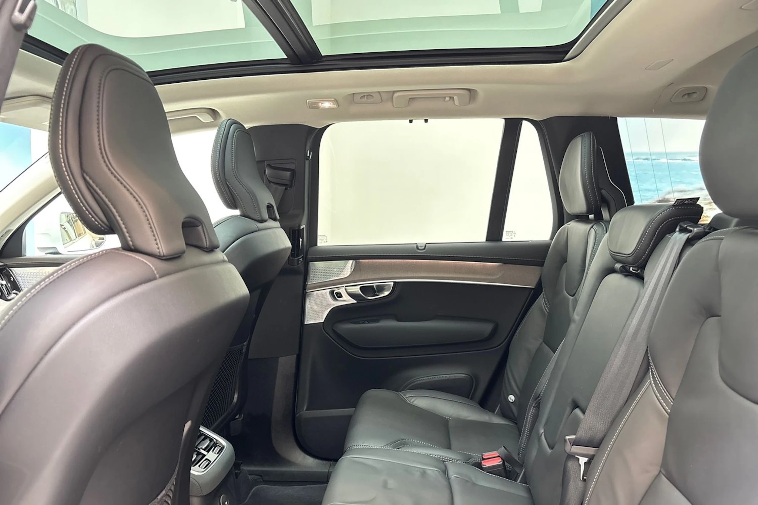 valkoinen Volvo XC90 2026 kuva 16.