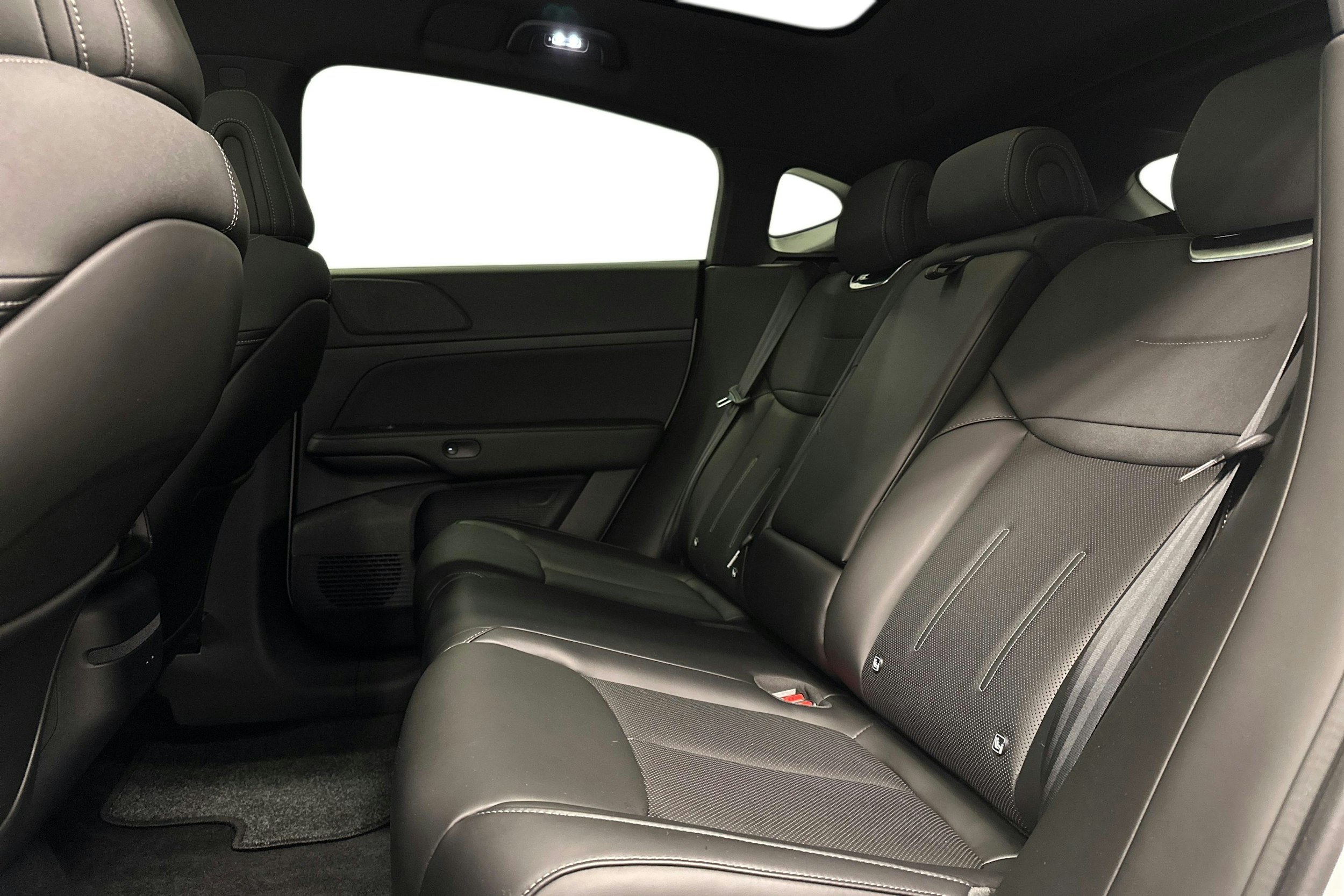 valkoinen XPENG G6 2025 kuva 8.