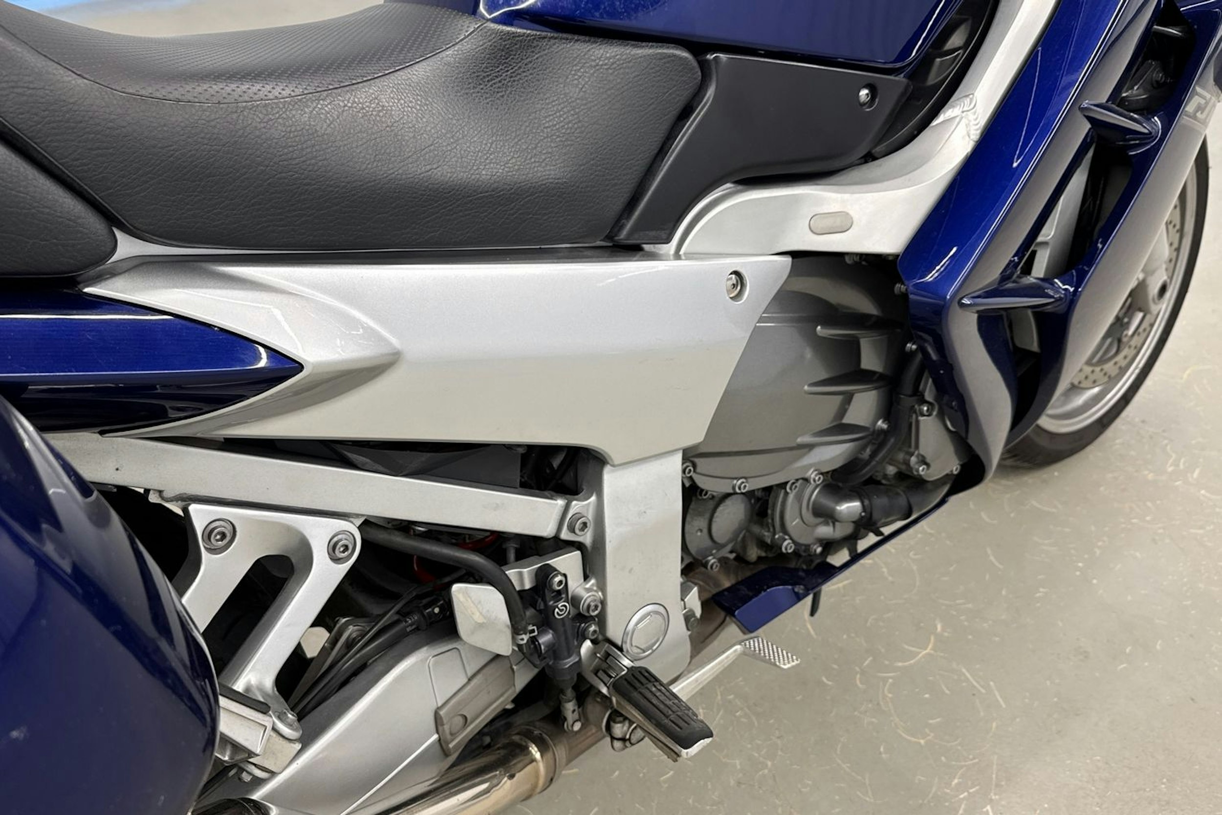 sininen Yamaha FJR 2004 kuva 14.