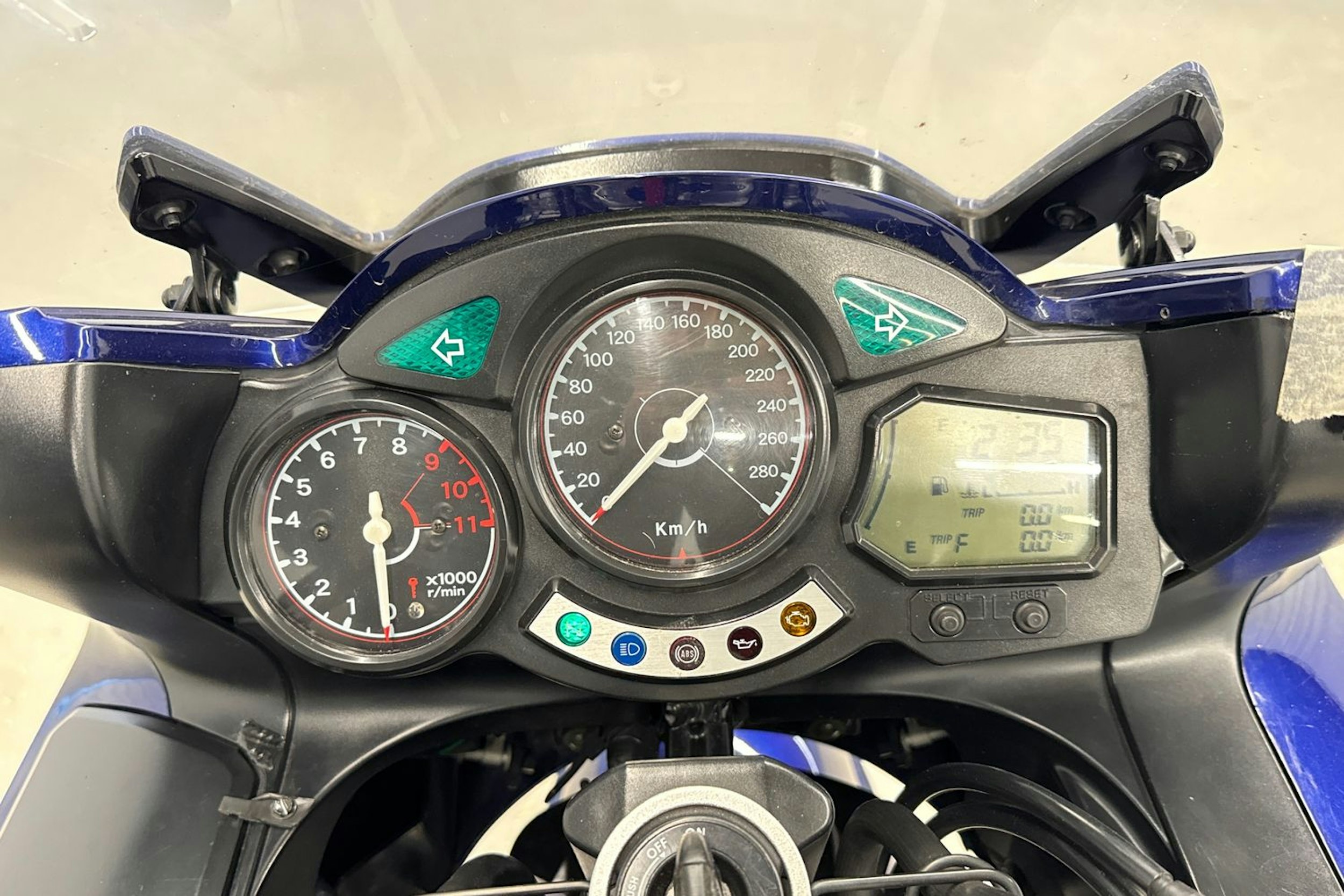 sininen Yamaha FJR 2004 kuva 16.