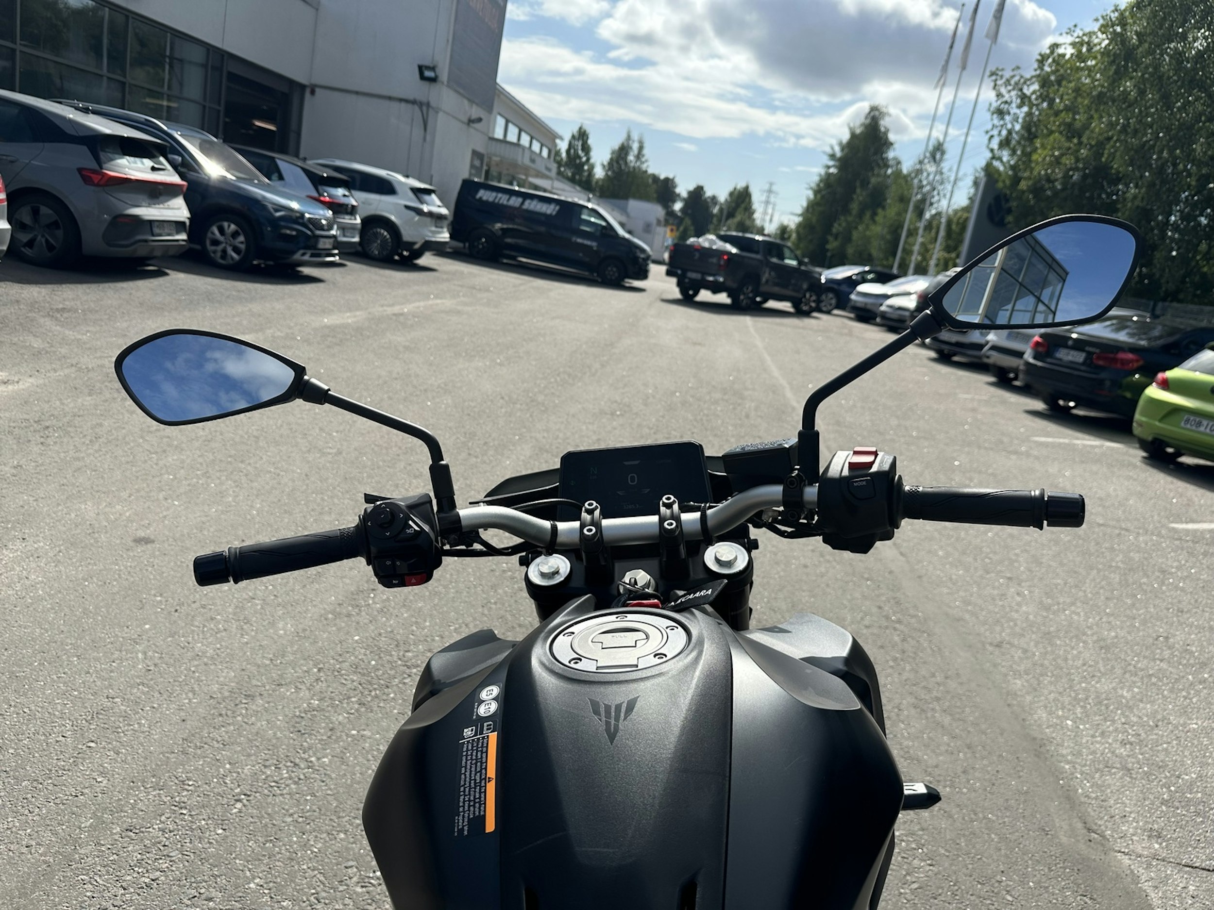 musta Yamaha MT-07 2025 kuva 8.