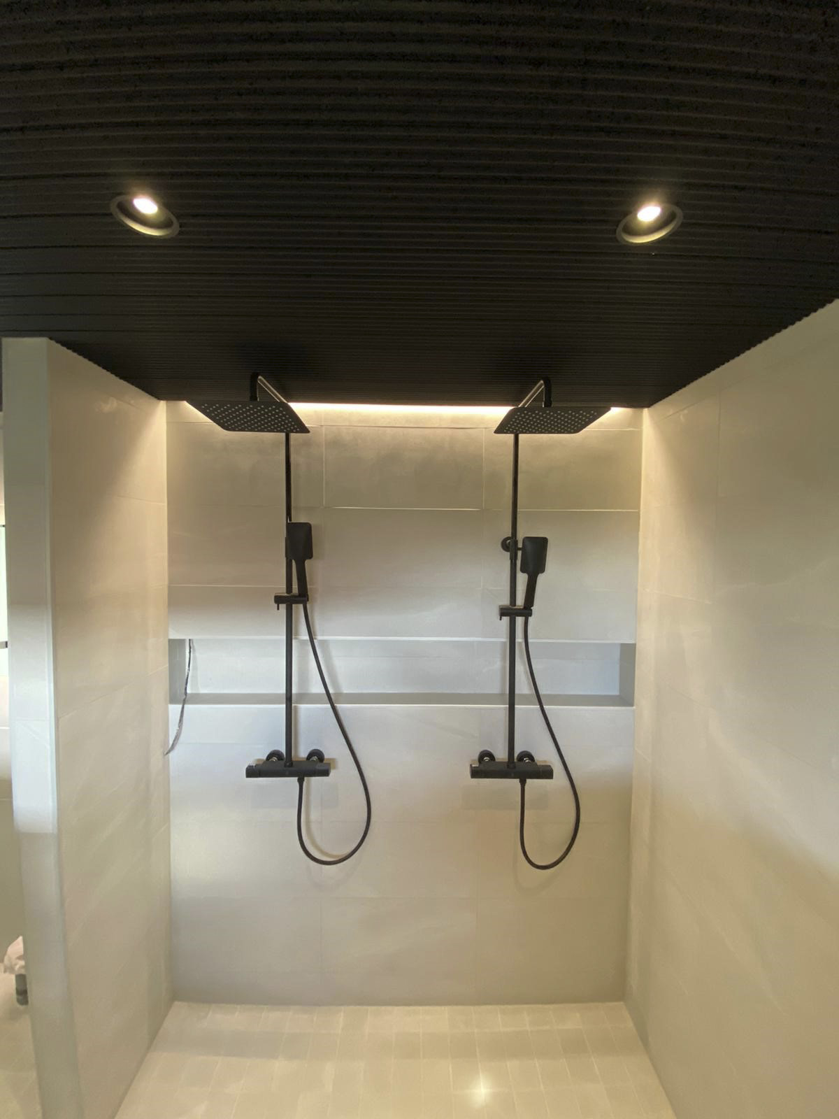 Sisustuspaneeli Siparila VIRE 15x90x2700 musta 1,28m²