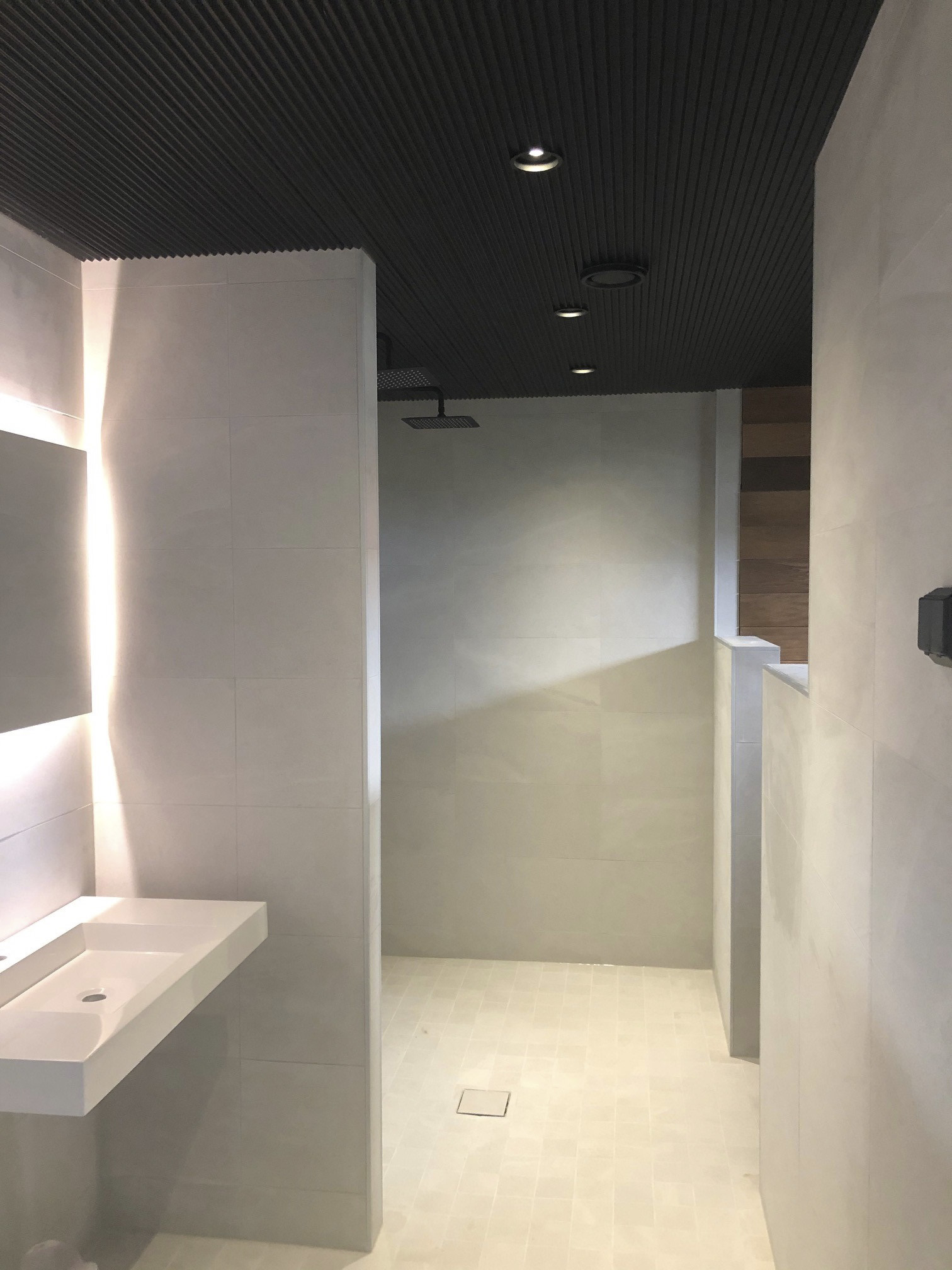 Sisustuspaneeli Siparila VIRE 15x90x2700 musta 1,28m²