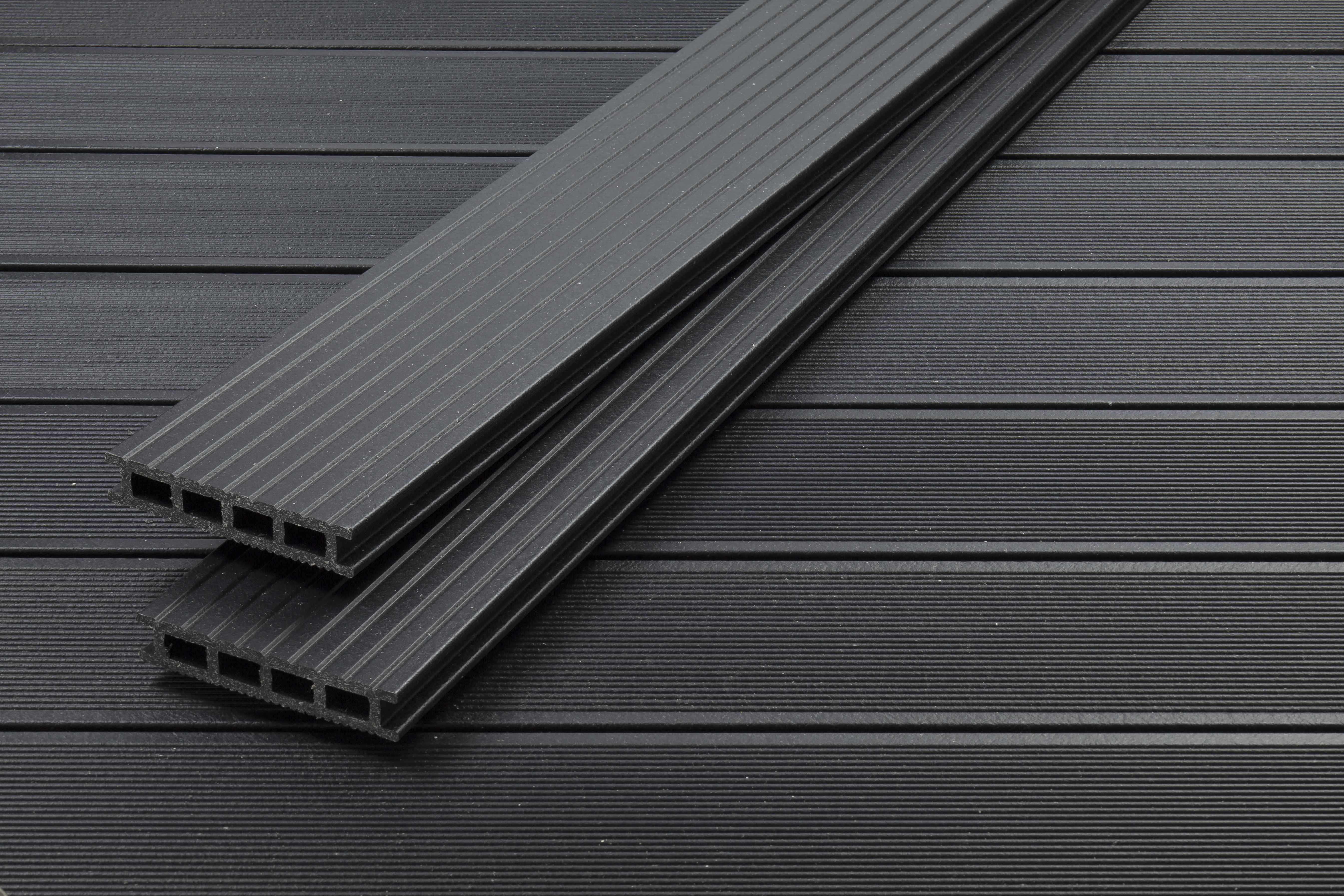 Terassilauta UPM ProFi Deck 28x150x4000 yönmusta