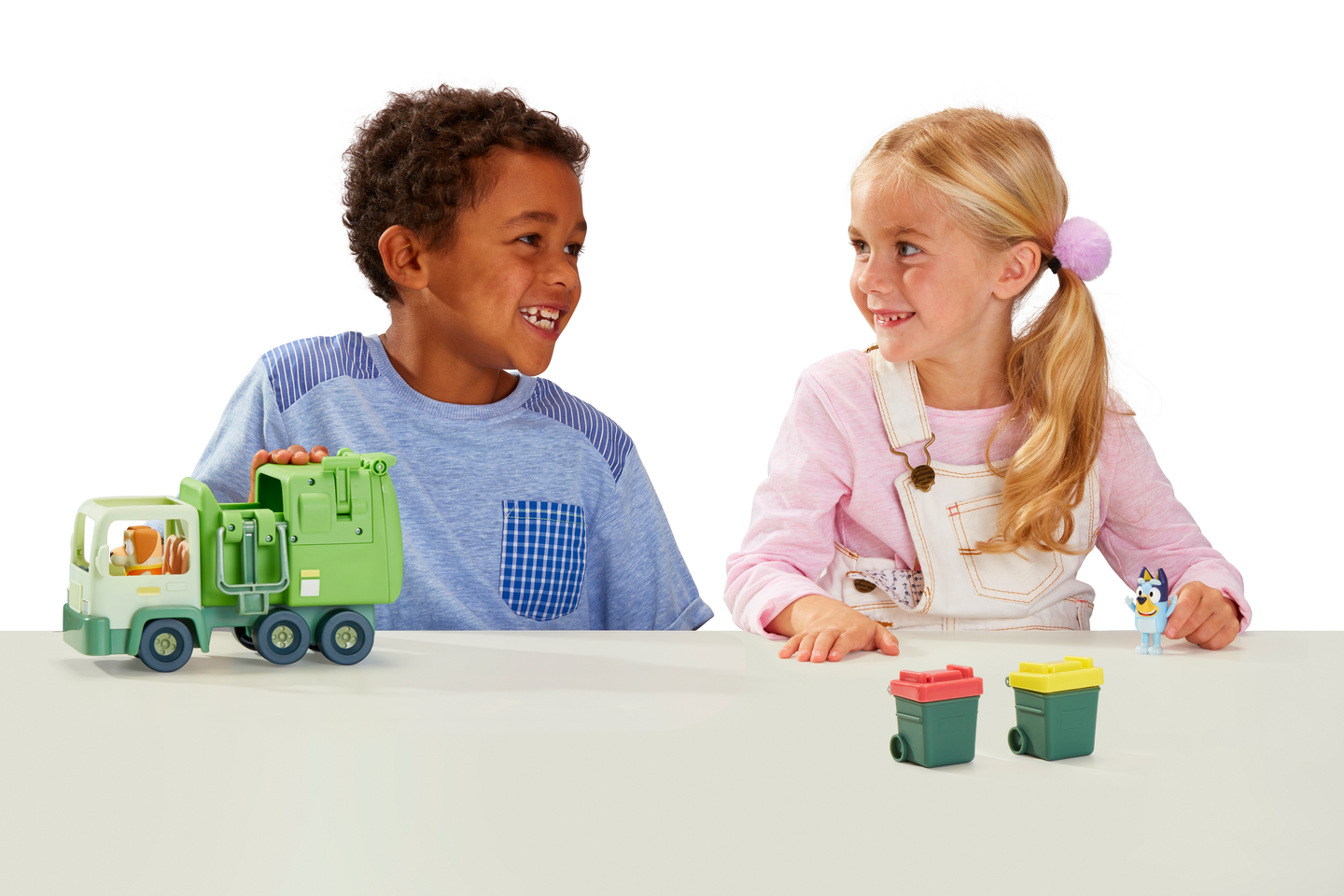 BLUEY roska-auto 22 cm, 2 hahmoa & tarv.