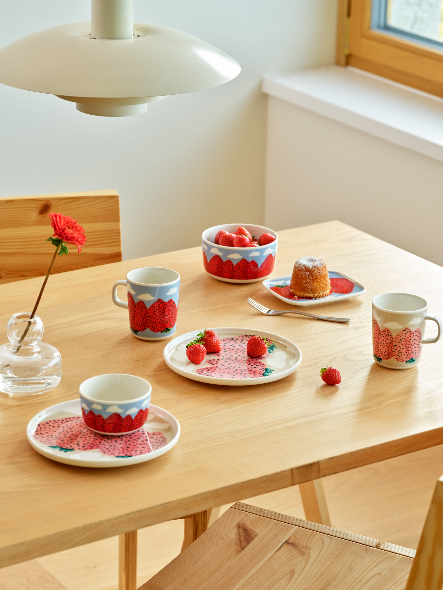 Marimekko Mansikkavuoret kulho 5 dl vaaleansininen