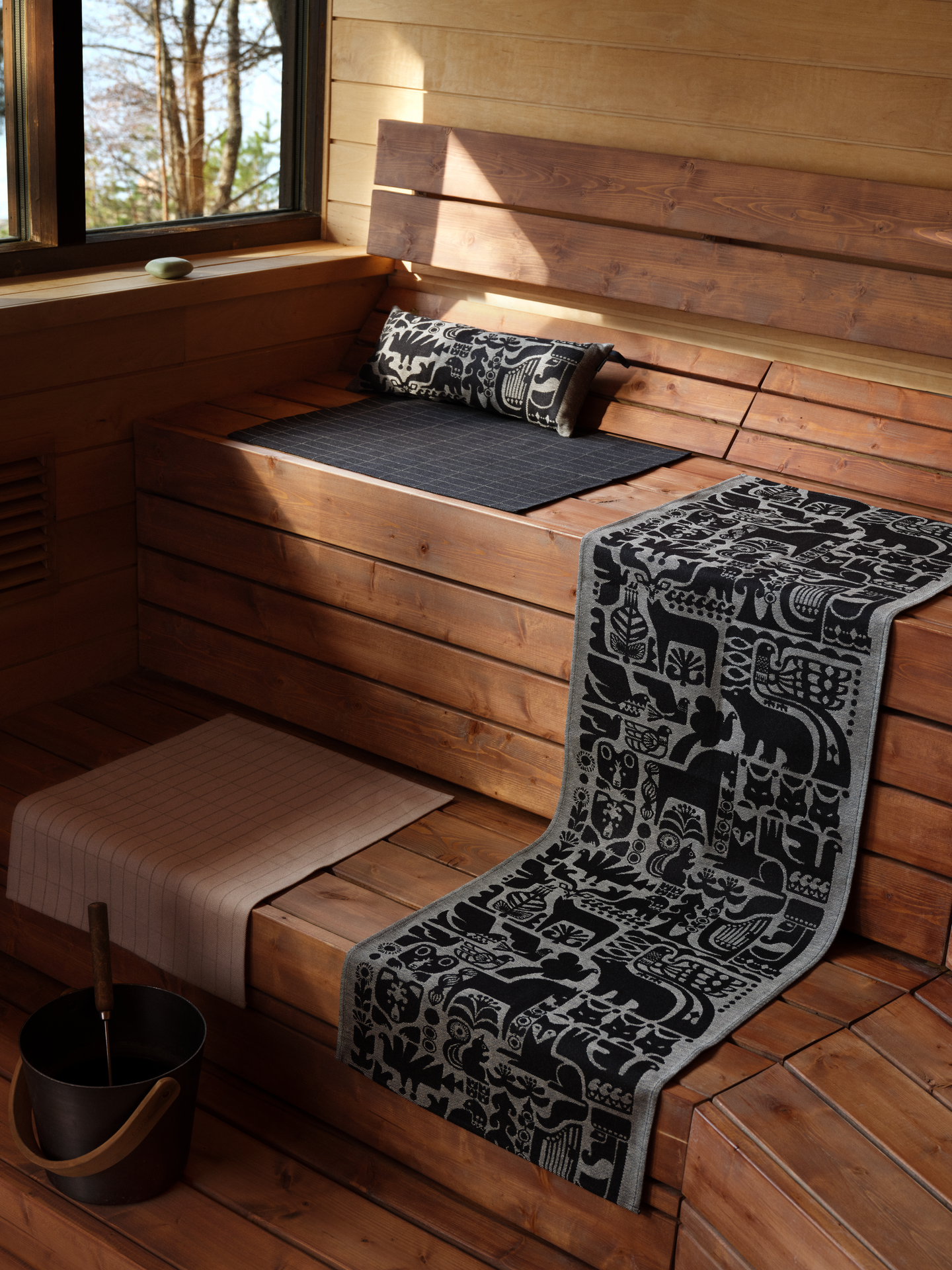 Marimekko Tiiliskivi laudeliina 46x60 cm musta-vaalea beige