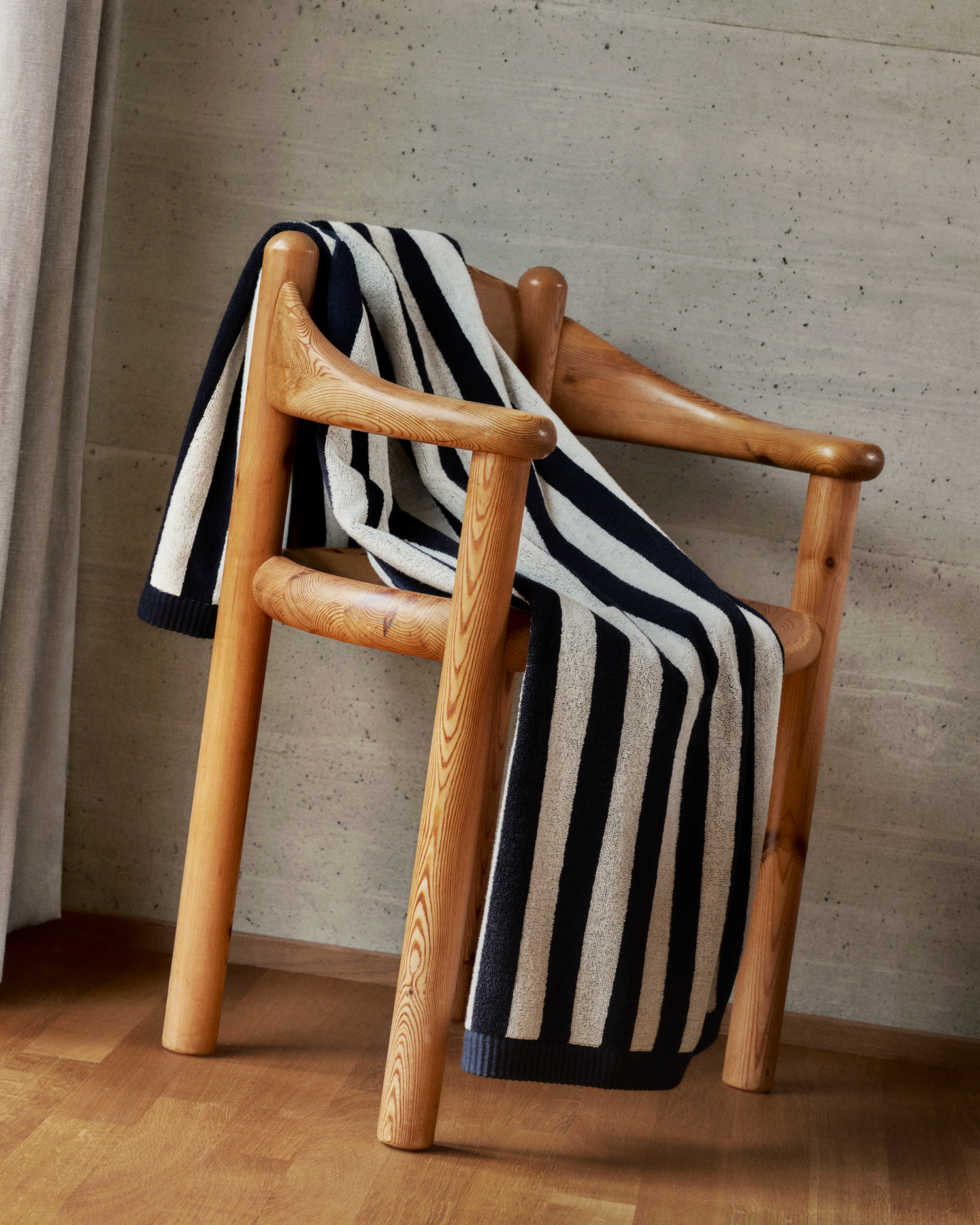 Marimekko Nimikko kylpypyyhe 70x140 cm musta