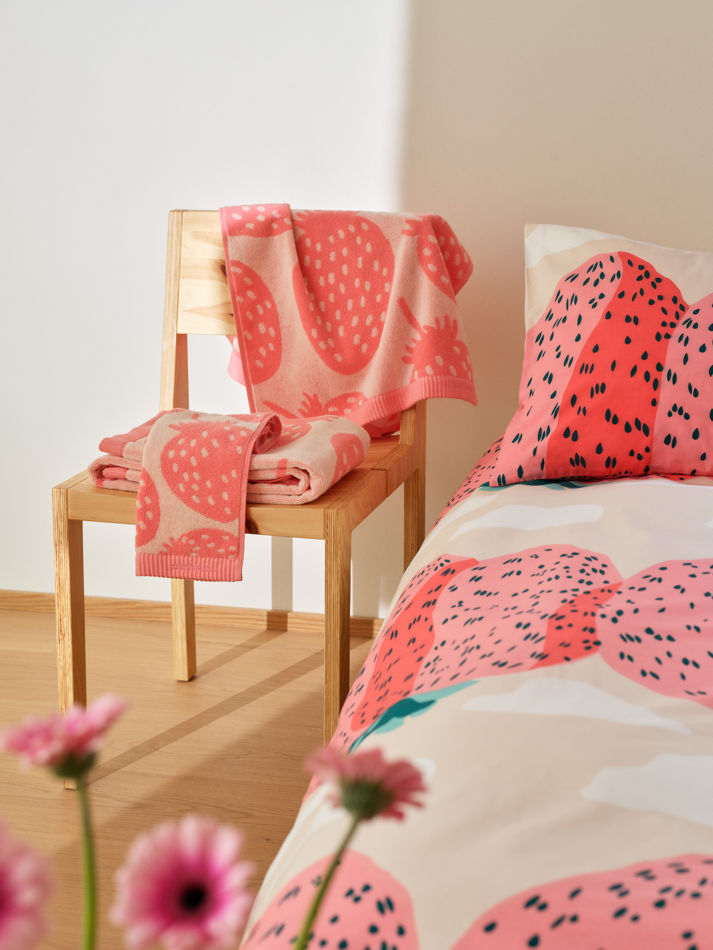 Marimekko Mansikkavuoret pussilakanasetti 150x210 cm beige