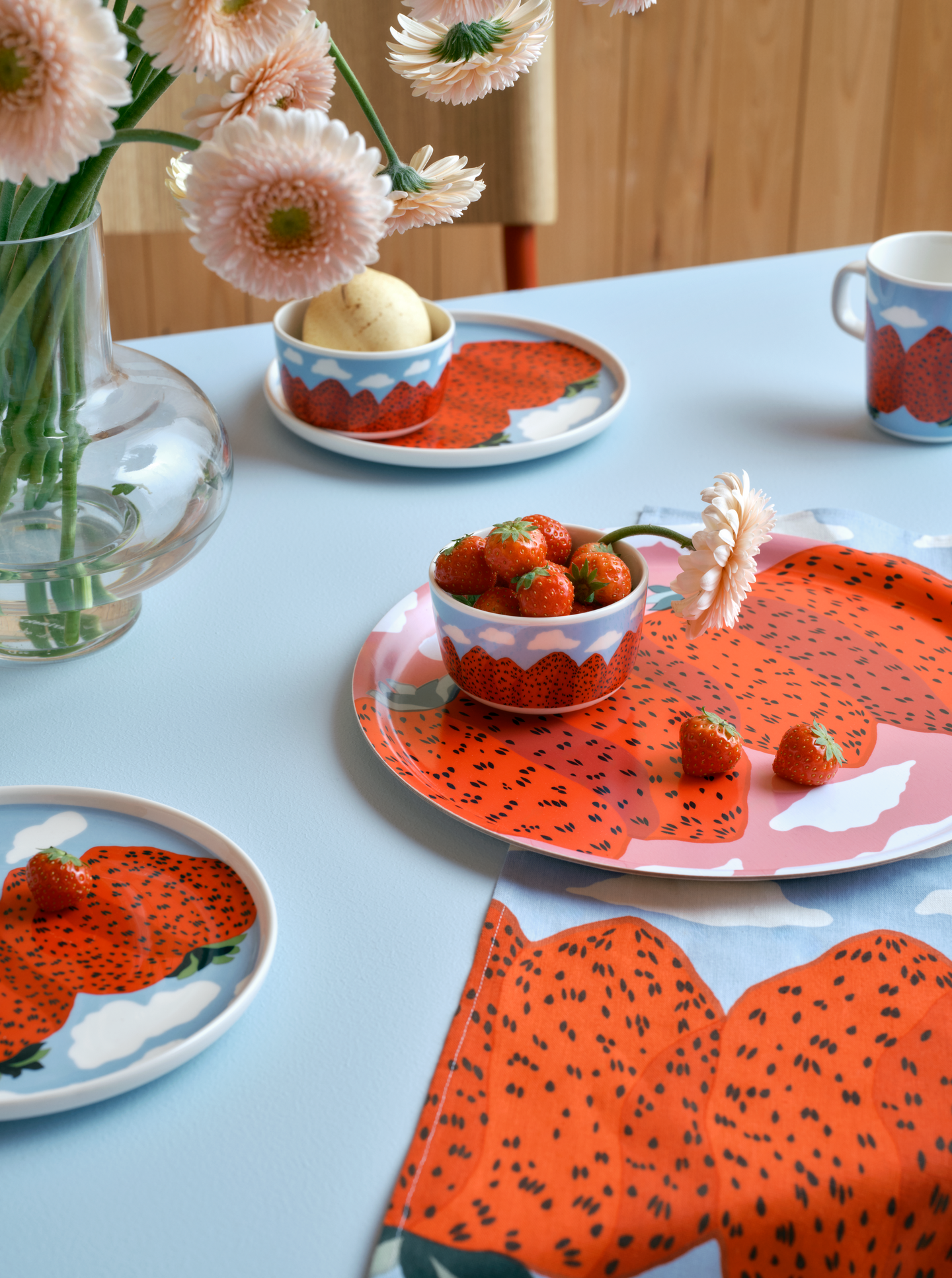 Marimekko Mansikkavuoret pyöreä tarjotin 31 cm