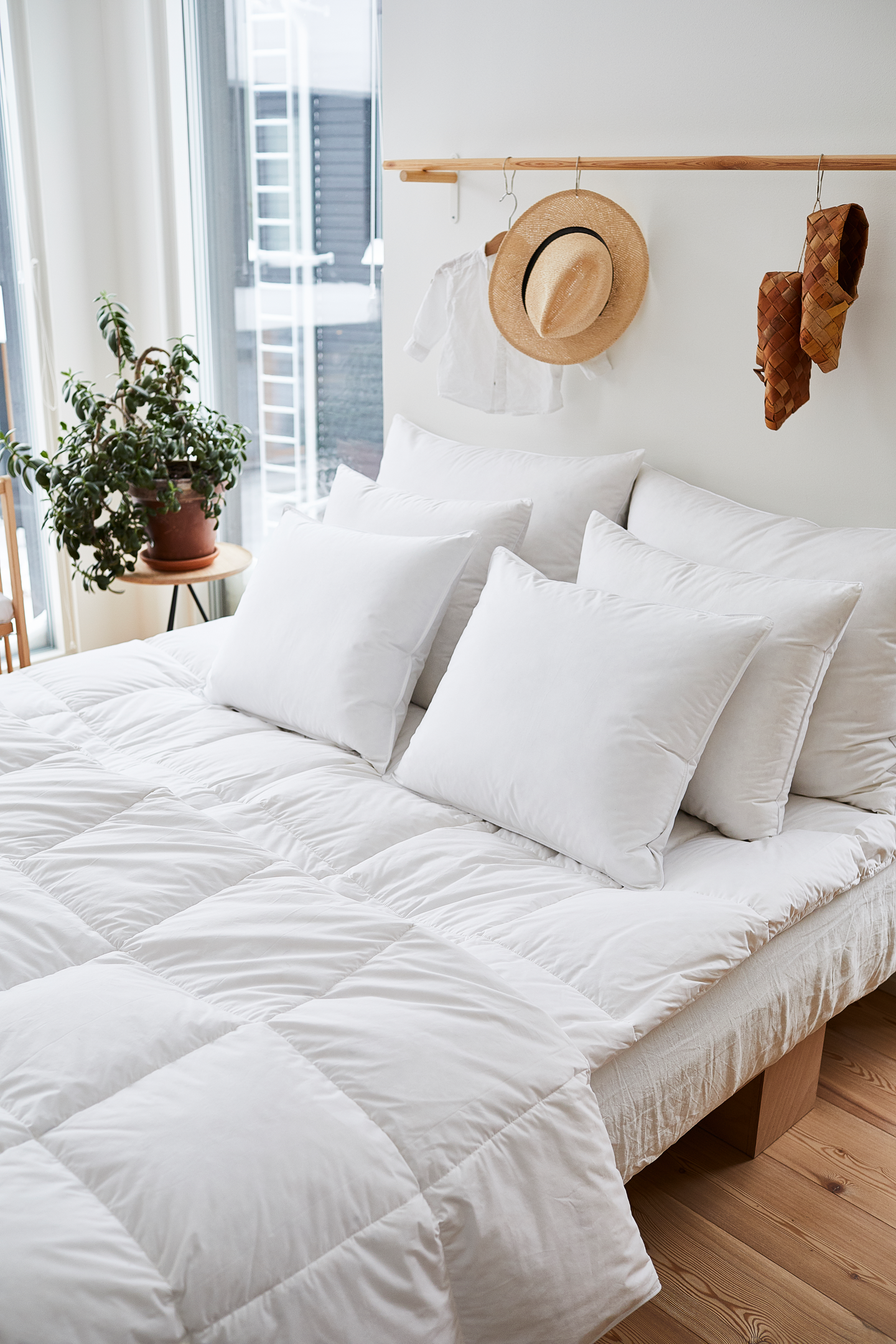 Joutsen Suoja - keskipehmeä ja keskikorkea untuvatyyny 50x60 cm 500g.