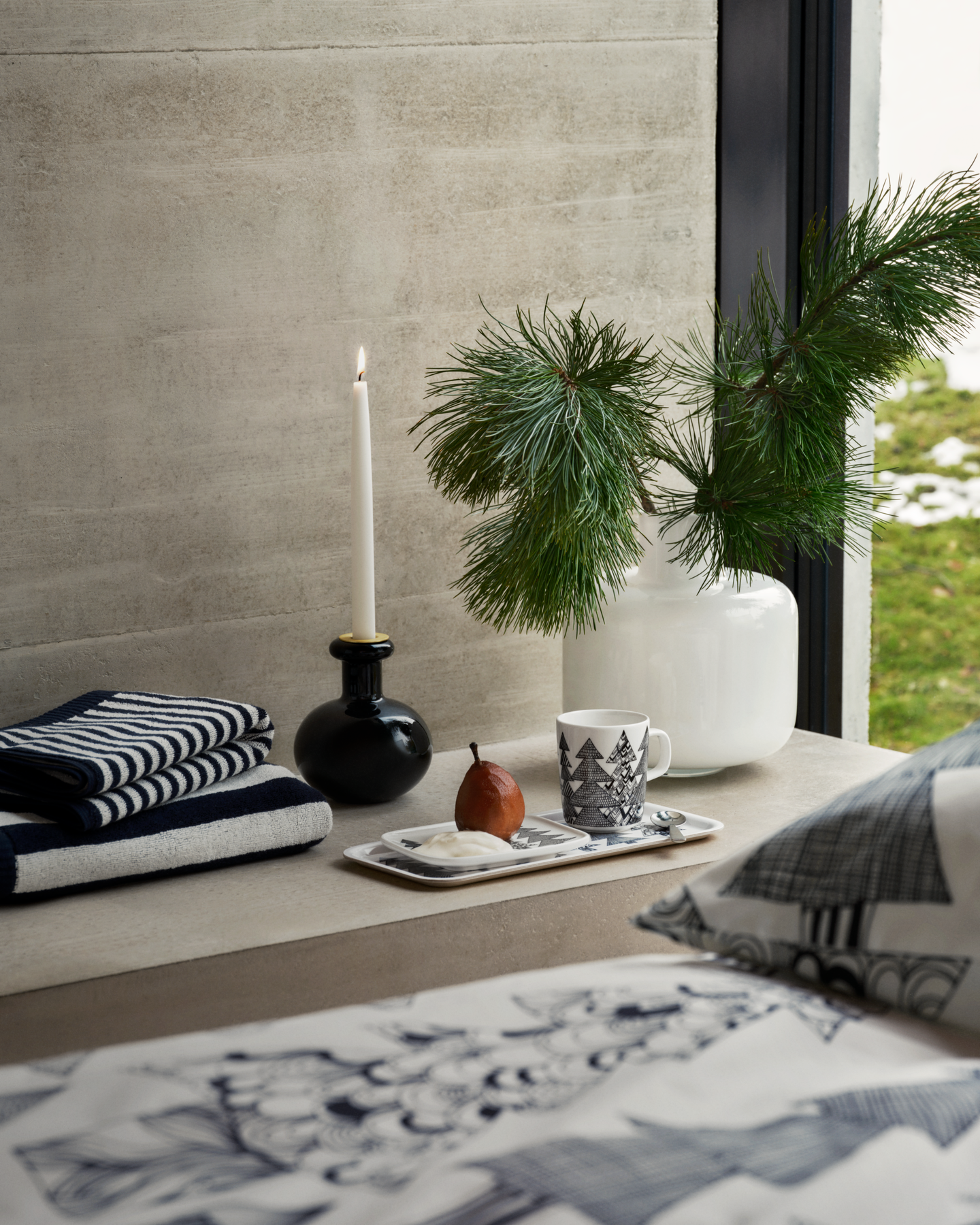 Marimekko Kuusikossa tarjotin 15 x 32 cm musta | K-Ruoka Verkkokauppa