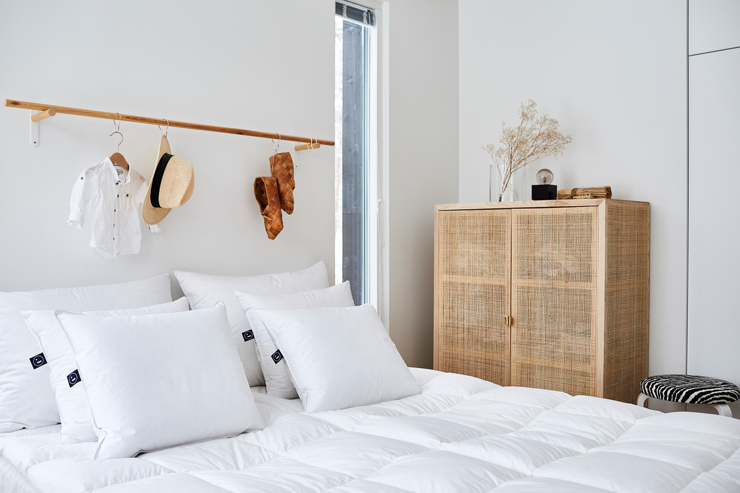 Joutsen Suoja - keskipehmeä ja keskikorkea untuvatyyny 50x60 cm 500g.