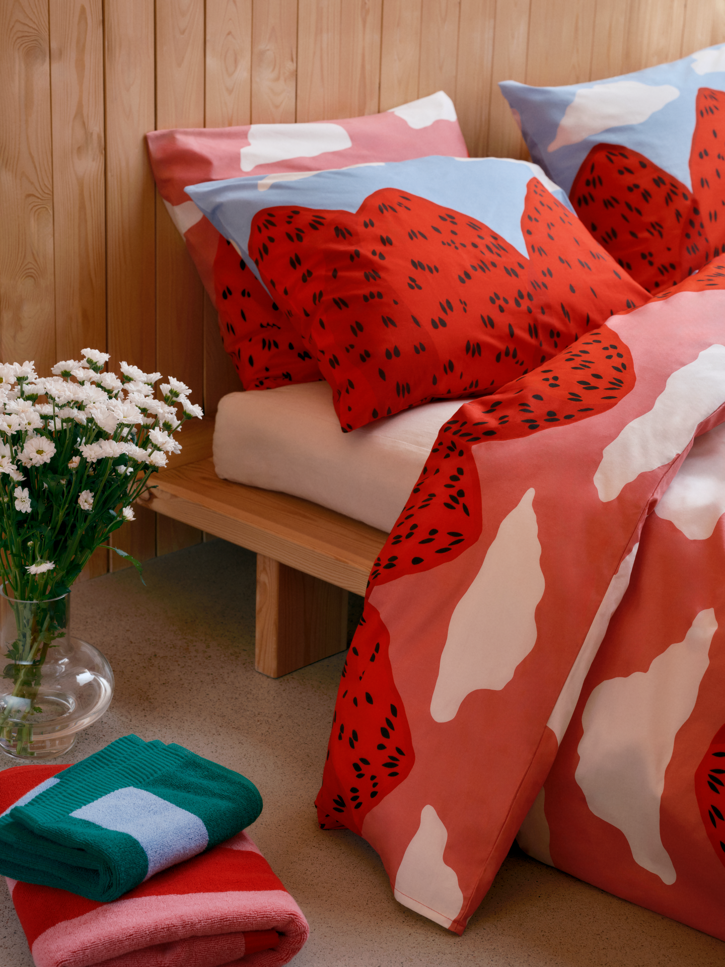 Marimekko Mansikkavuoret pussilakanasetti 150x210 cm vaaleanpunainen