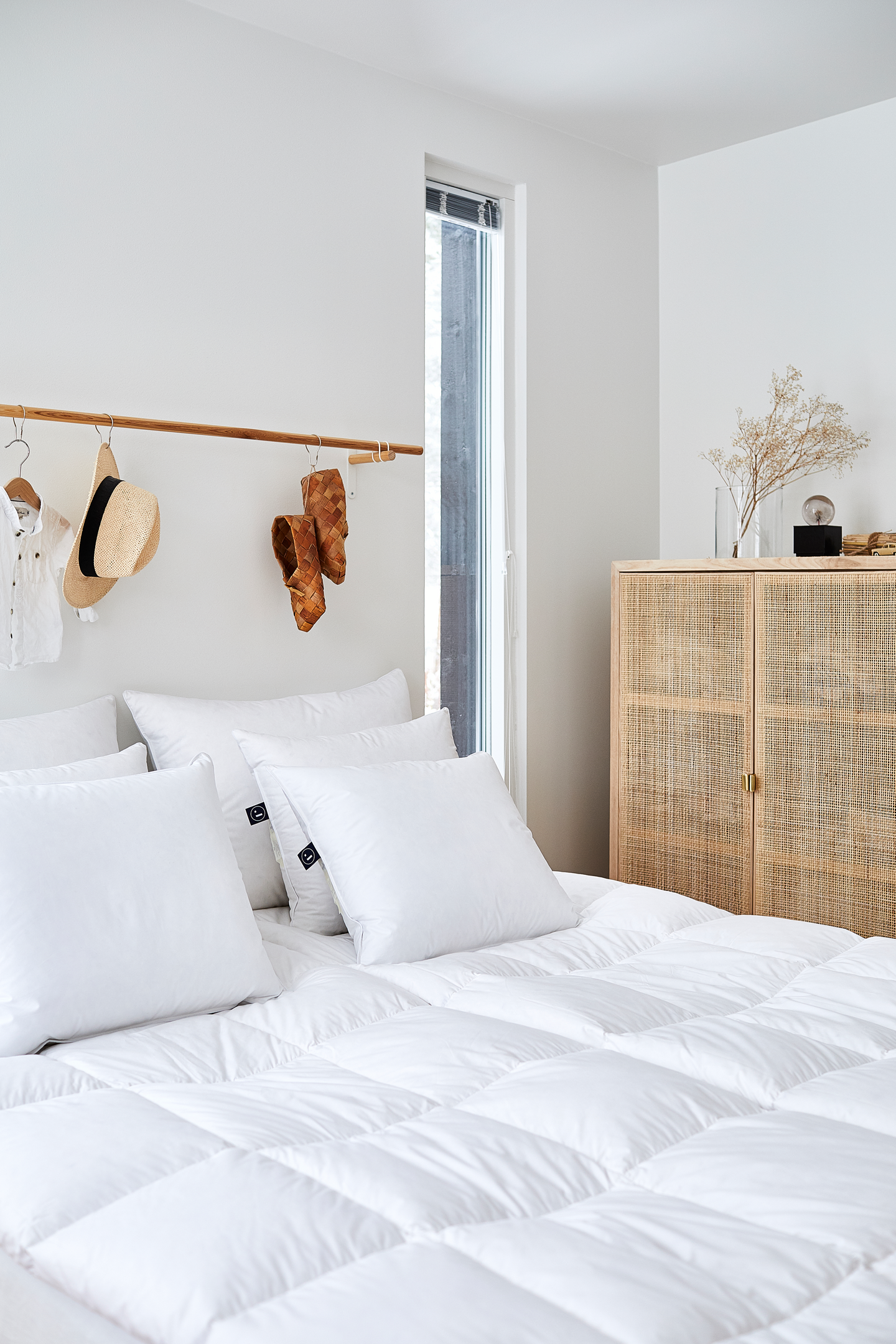 Joutsen Suoja - keskipehmeä ja keskikorkea untuvatyyny 50x60 cm 500g.