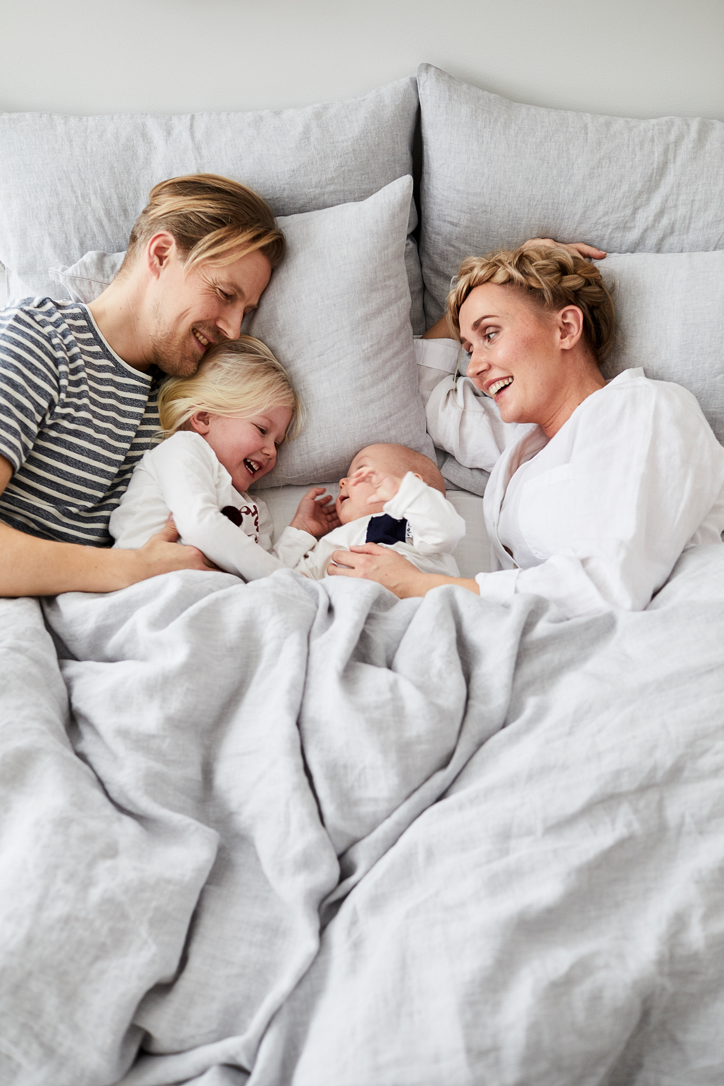 Joutsen Suoja - keskinapakka ja keskikorkea untuva-höyhentyyny 50x60 cm 600g.