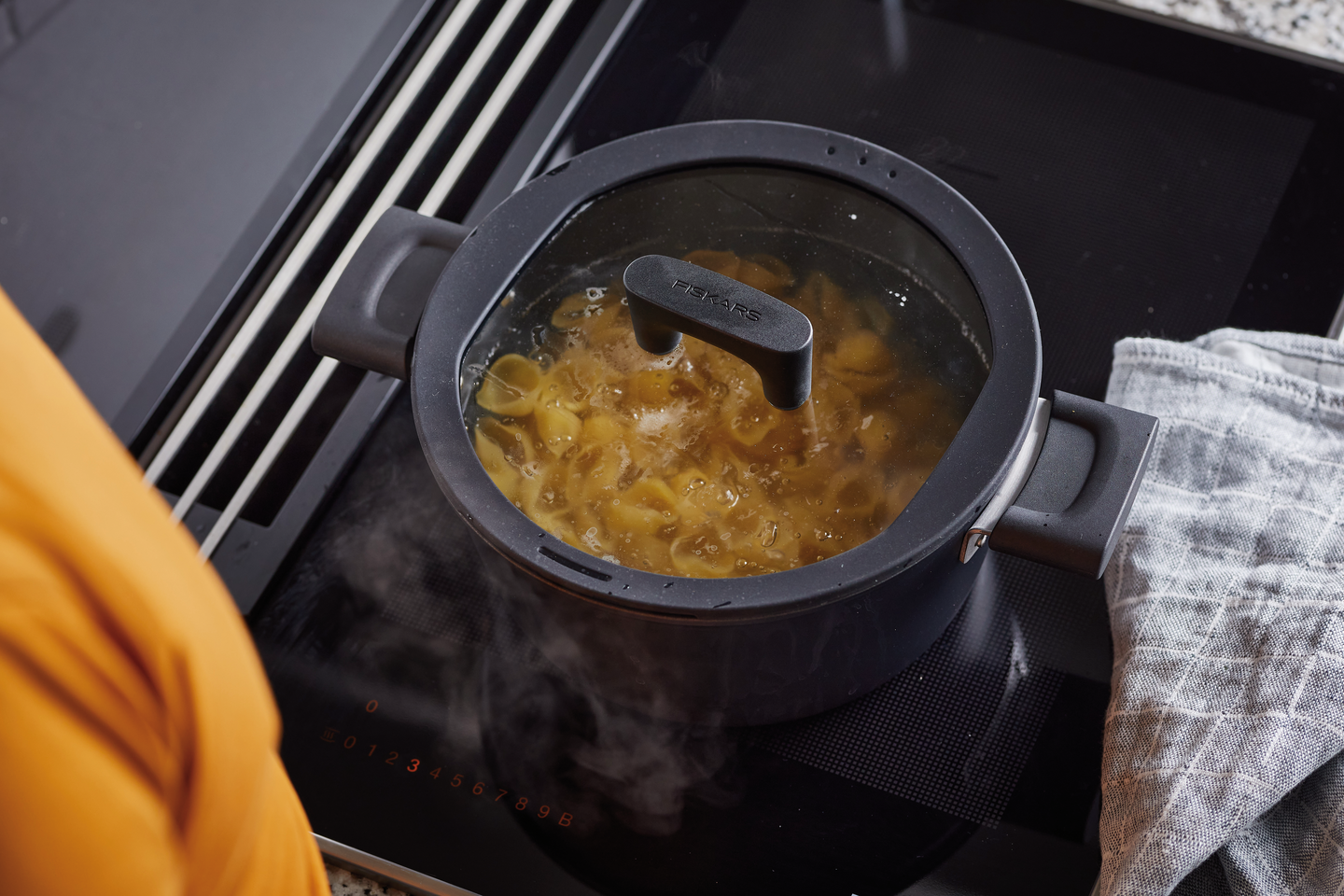 Fiskars Hard Face kattila 3,5L/ 22 cm kannella